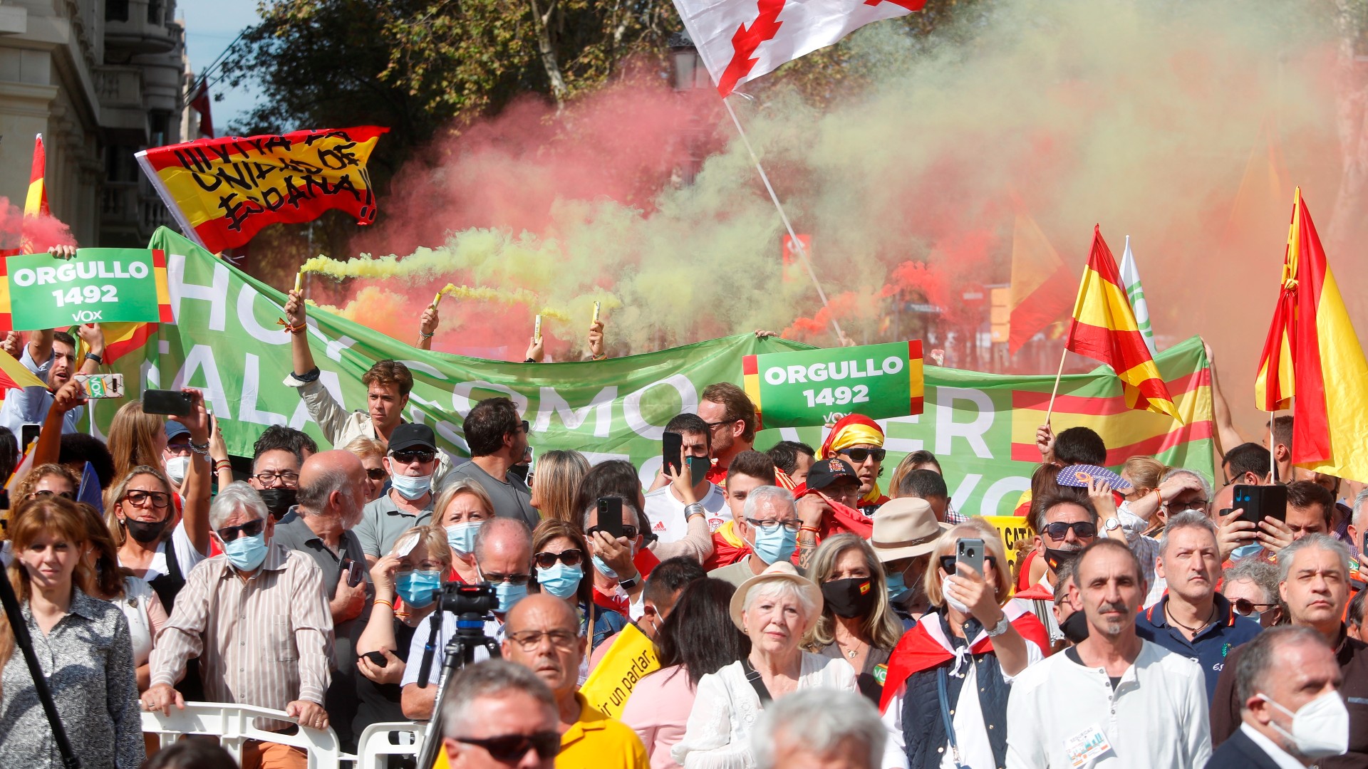Miles de personas se manifiestan en Barcelona por el 12-O