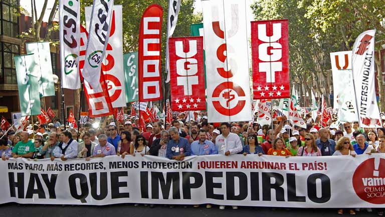 Miles de personas se manifiestan por los recortes y plantean una huelga ...