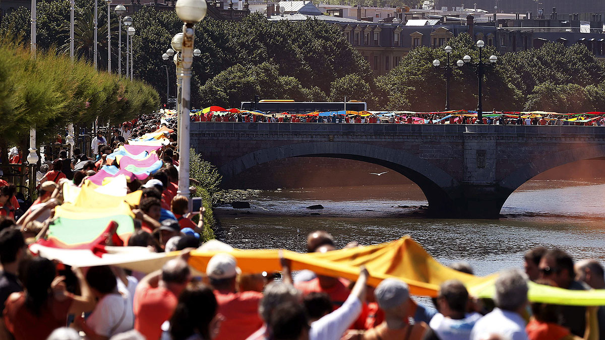 Miles de personas se movilizan en Euskadi por el derecho a decidir