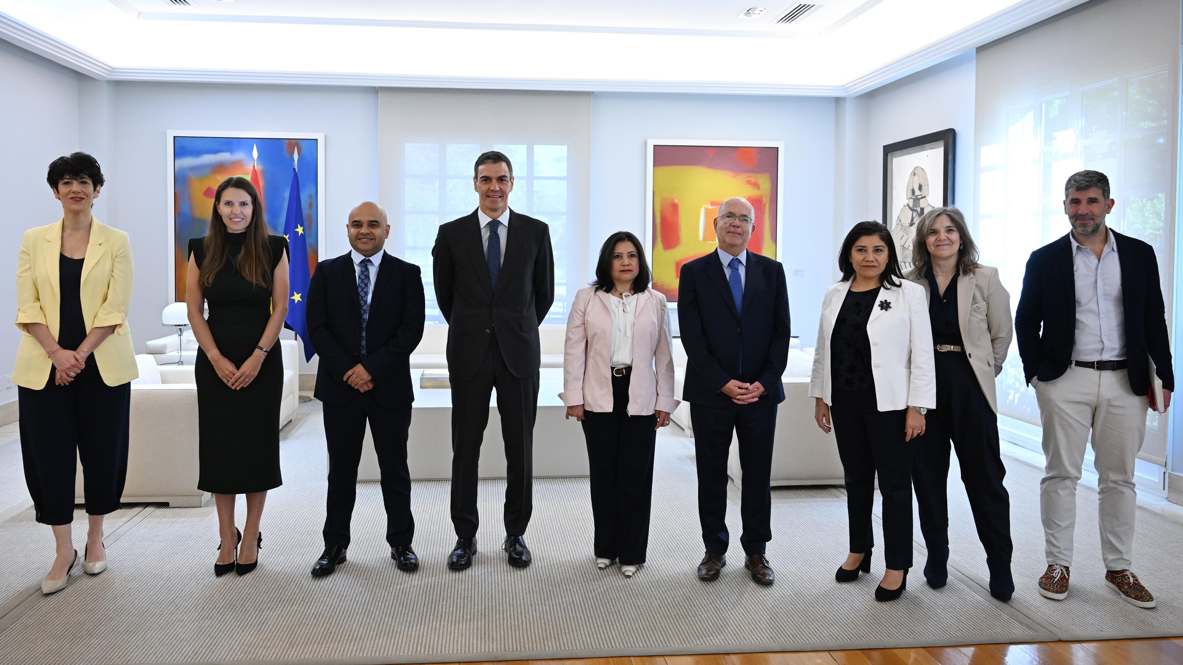 https://img.rtve.es/imagenes/ministra-inmigracion-elma-saiz-presidente-del-gobierno-pedro-sanchez-han-mantenido-encuentro-moncloa-con-personas-regularizadas-procesos-anteriores-encuentro-moncloa-con-personas-regularizadas-procesos-anteriores-con-actores-institucionales-organizaciones-han-apoyado-proceso-regularizacion/01776344784351.jpg