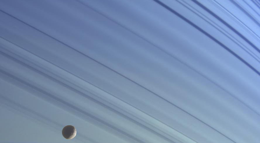La misión cassini, diez años explorando el sistema de saturno y sus juegos de sombras