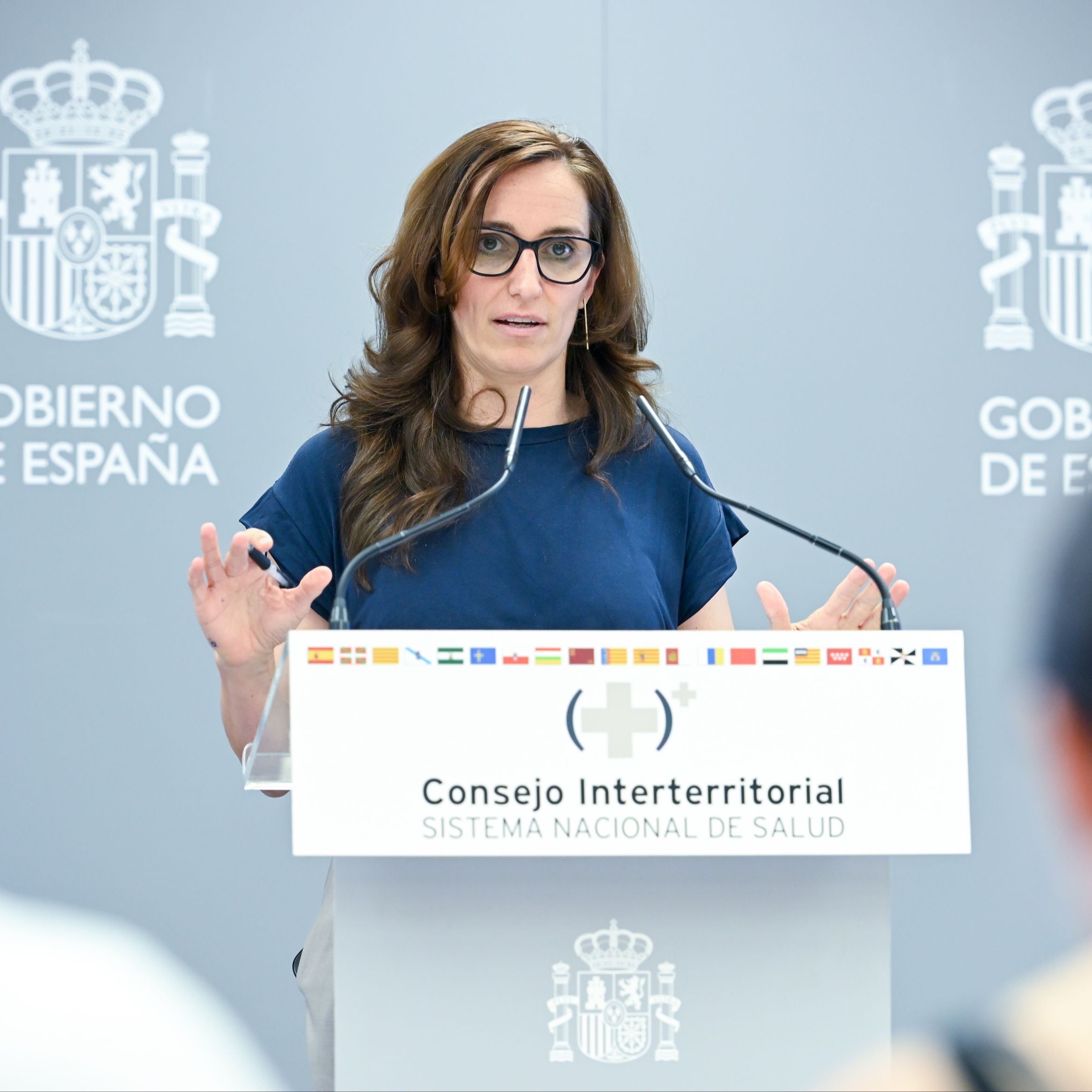 Mónica García: "Ayuso no solo vende áticos, también a su consejero"