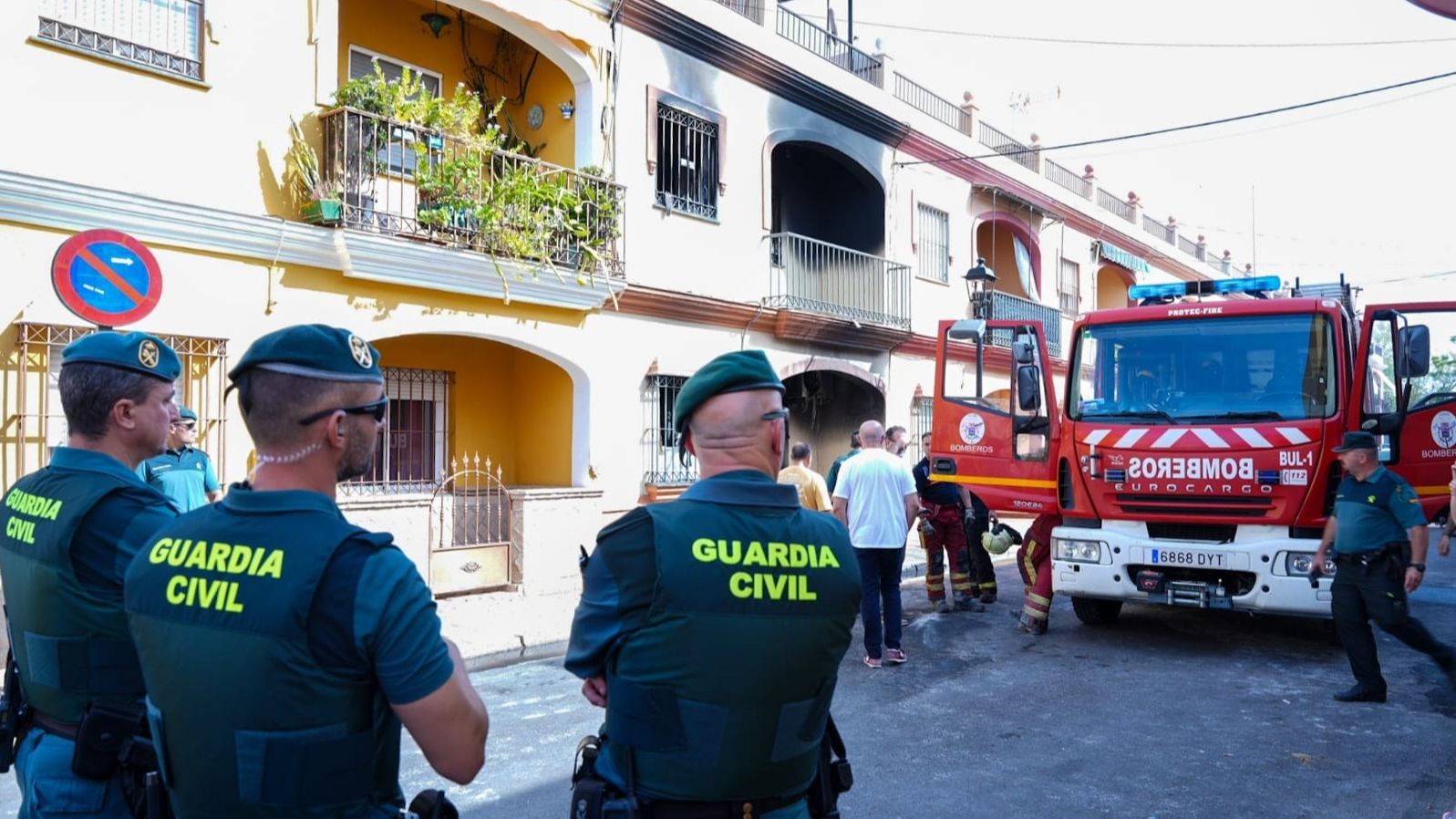 N Móvil Cargando Sobre Un Sofá, La Causa Del Incendio De Guillena Que ...