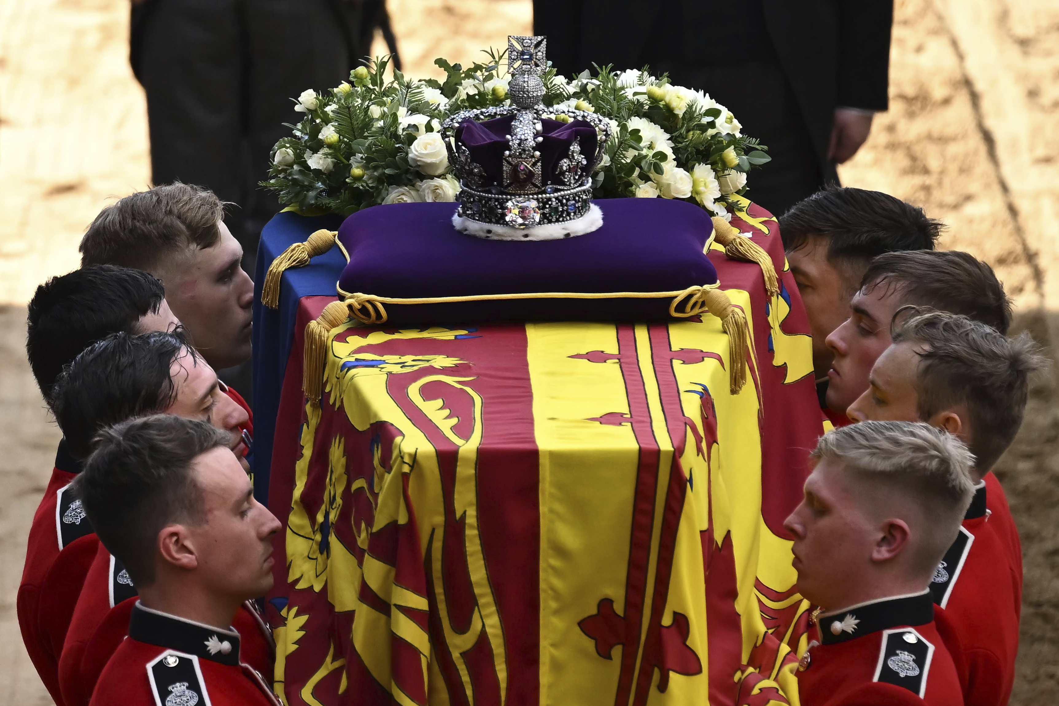 https://img.rtve.es/imagenes/muere-reina-isabel-ii-directo-ultima-hora-noticias/1663166787491.jpg