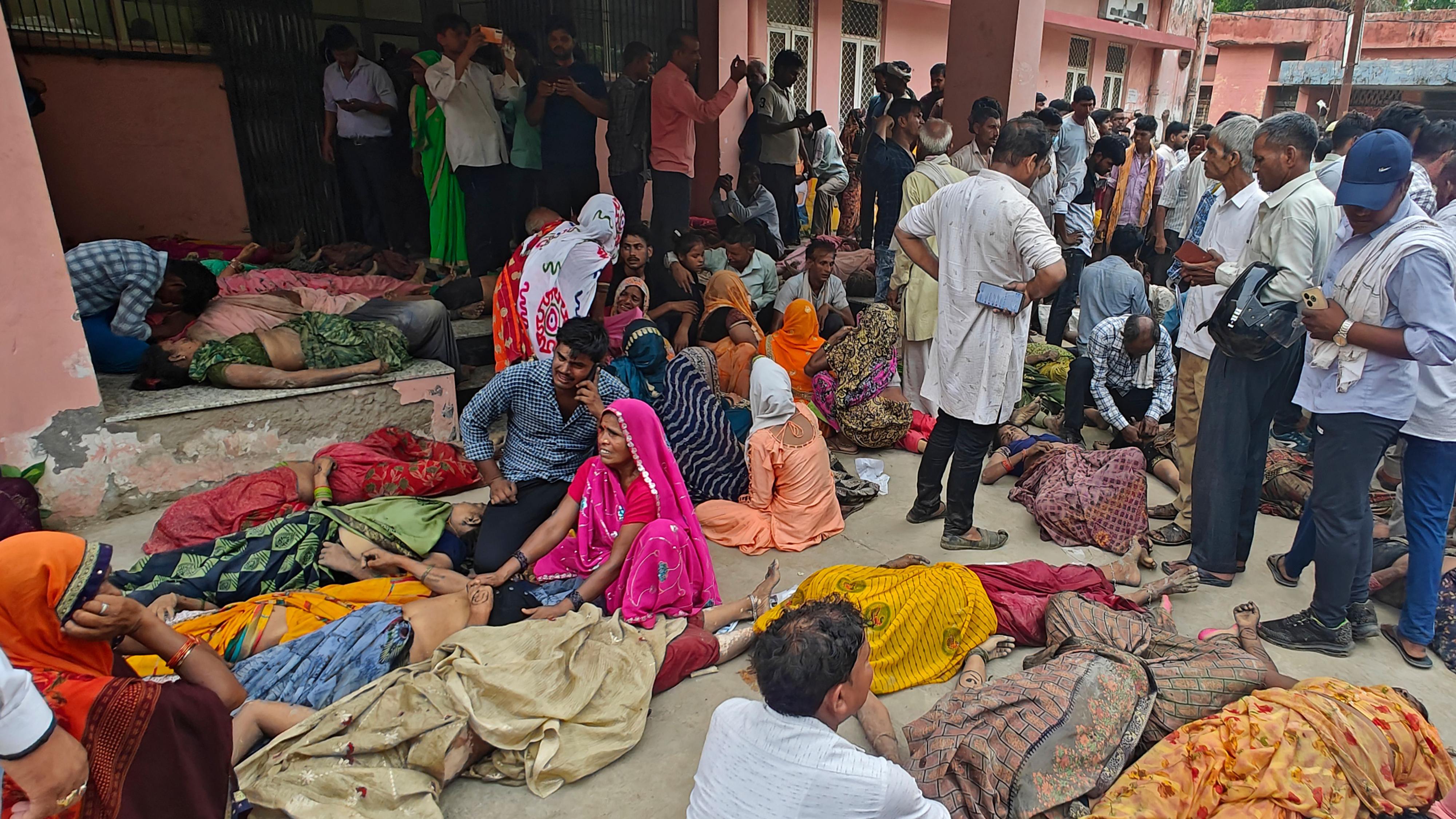 Al menos 121 muertos por una estampida en la India