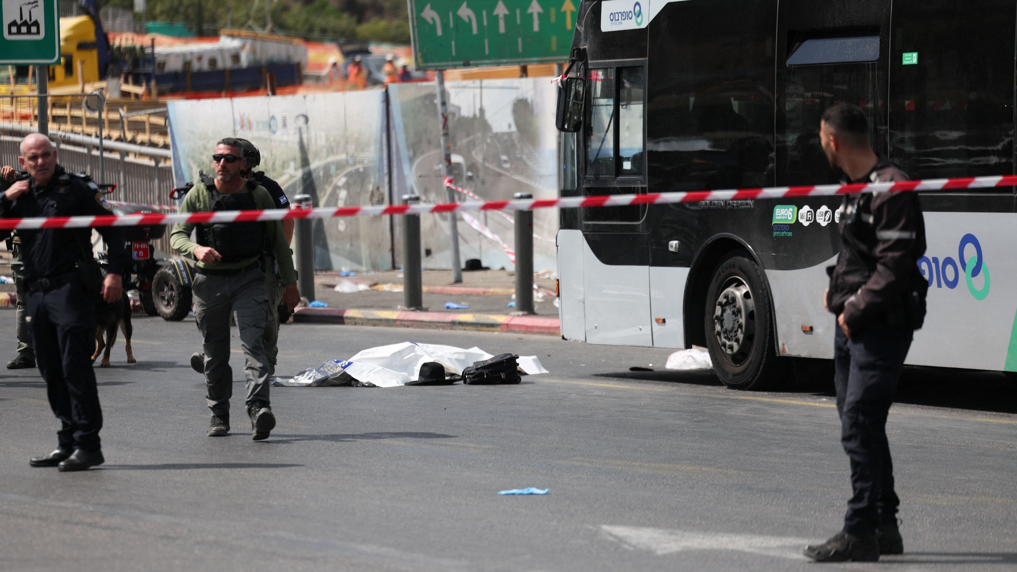 Al menos cuatro muertos y una decena de heridos en un tiroteo al norte de Jerusalén