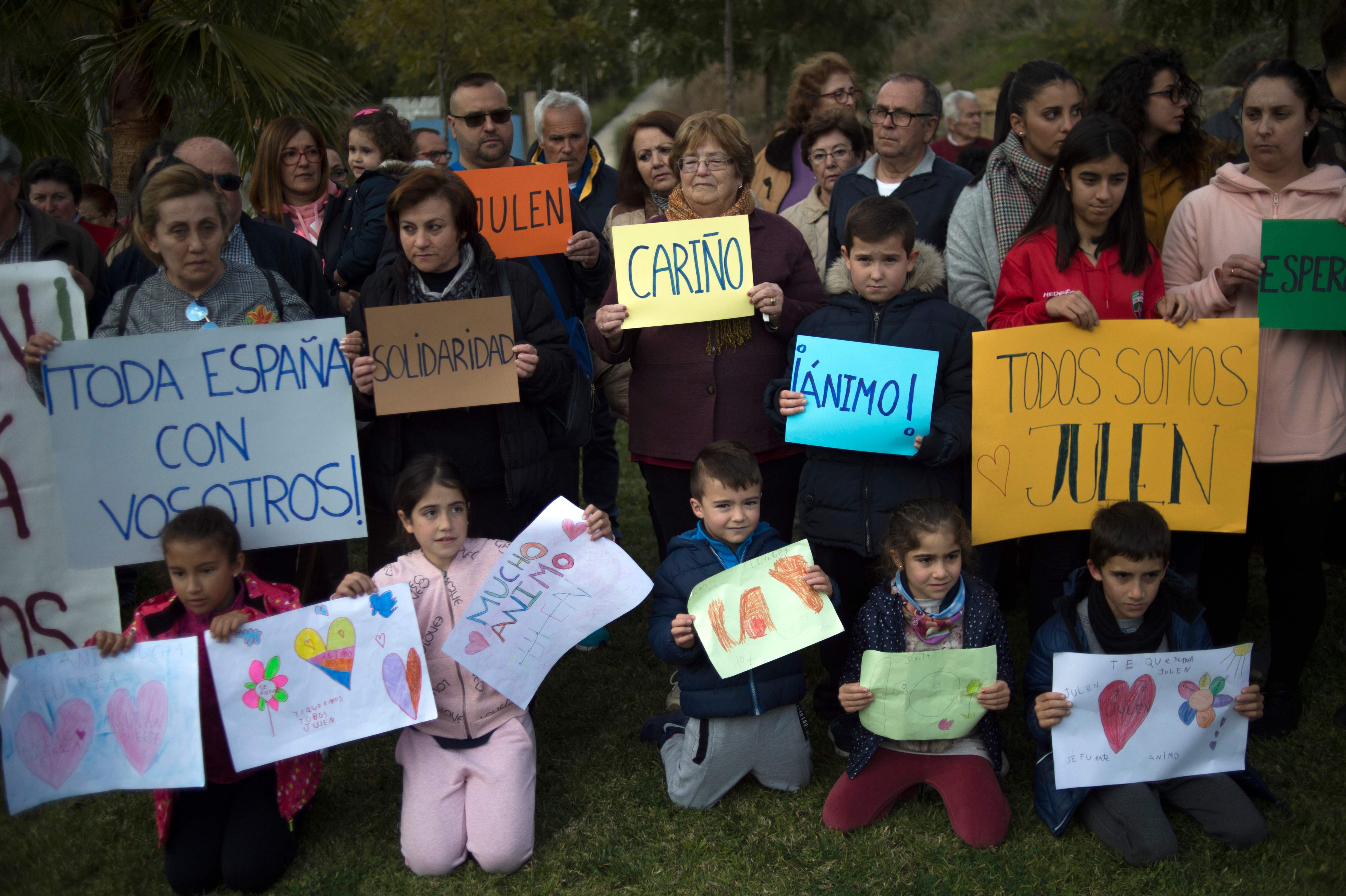 Muestras de cariño a los padres de Julen Decenas de personas en Totalán, en Málaga, expresan su apoyo a la familia de Julen, el niño de dos años que cayó el pasado domingo a una prospección de agua, mientras avanzan las tareas para su rescate