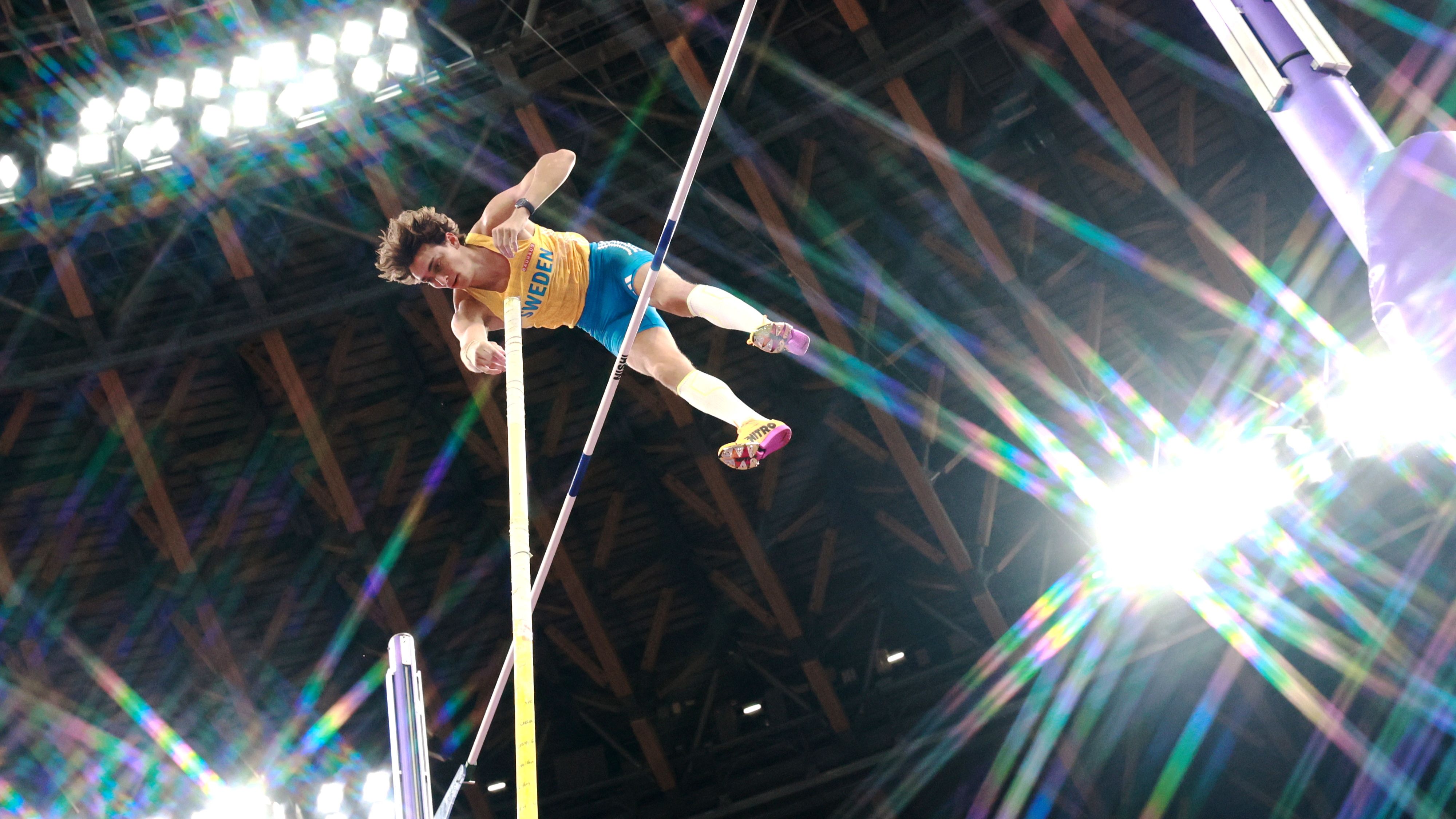 Mondo Duplantis toca de nuevo el cielo en Tokio firmando otro récord del mundo de pértiga con 6.30