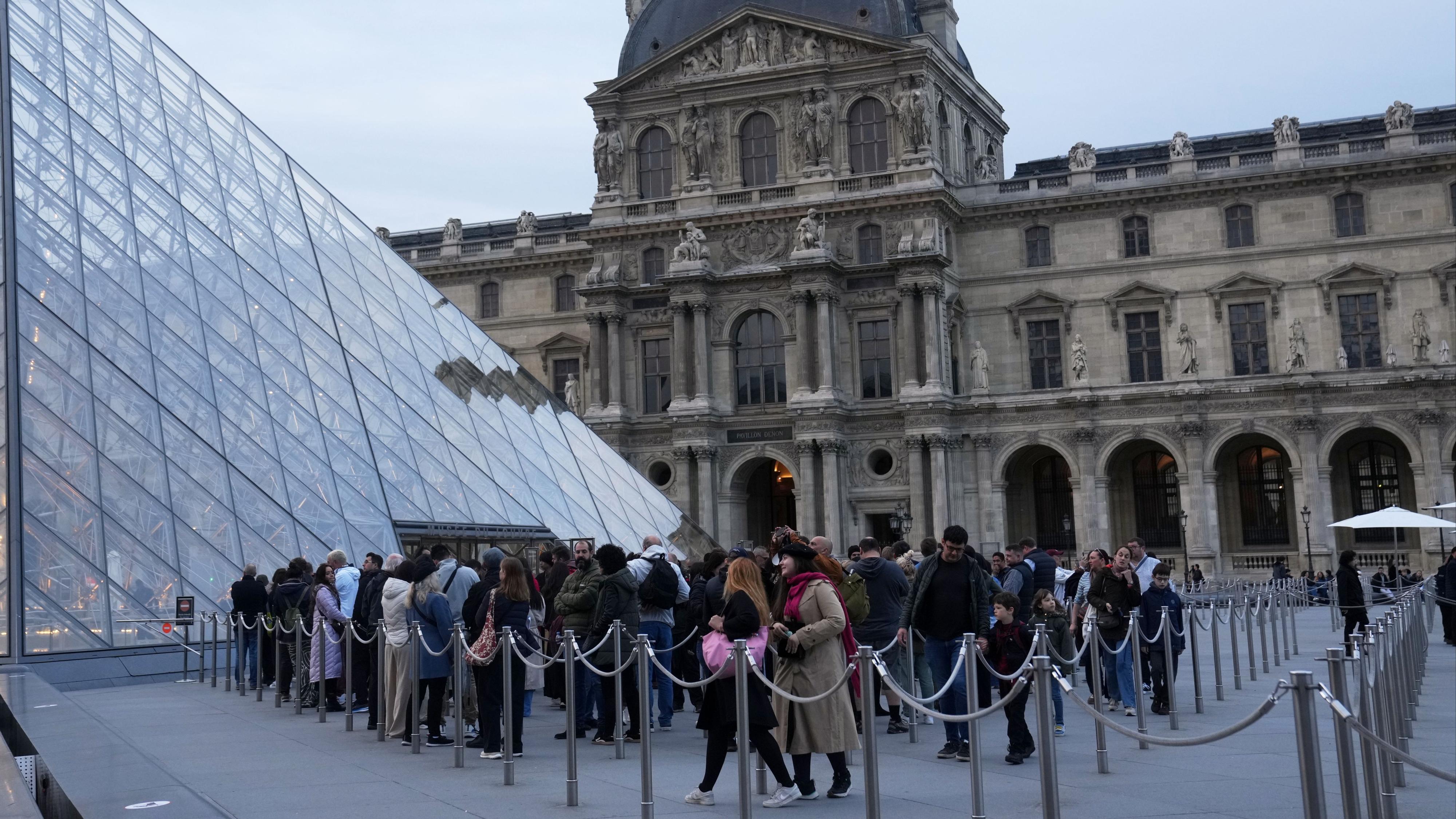 El museo del Louvre reabre al público, con restricciones, tras el robo de joyas del domingo