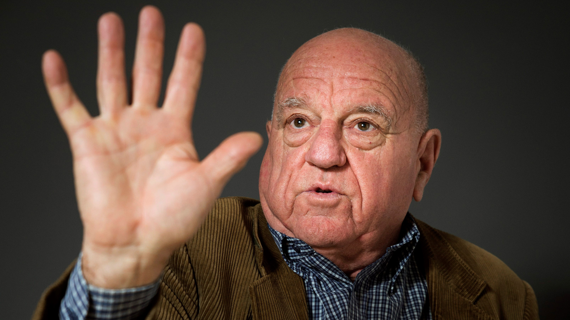Leo bassi pone el foco en mussolini porque cree que 