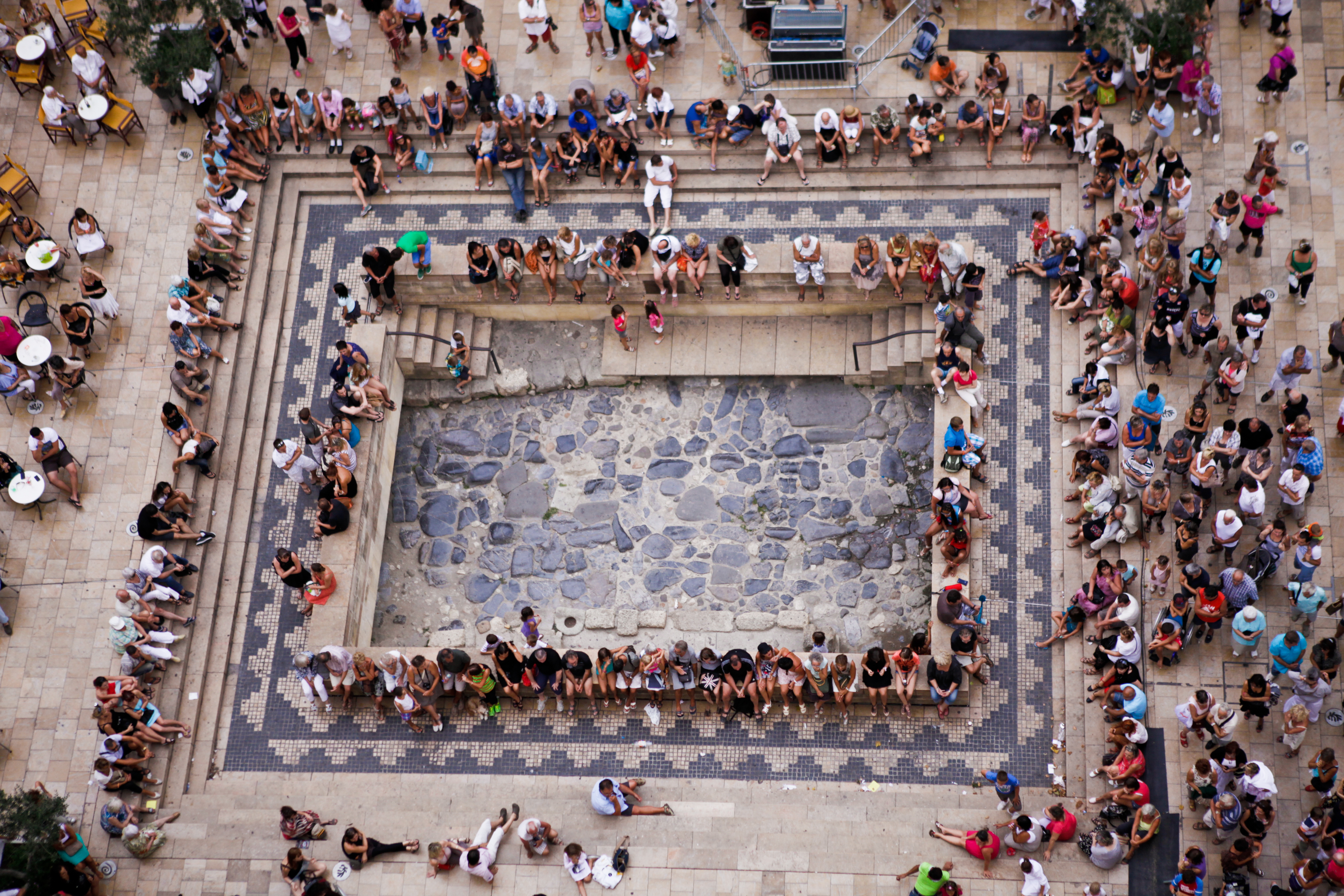 Narbonne, el arte de vivir Un trozo de la Via Domitia preservado en el centro de la Plaza del Ayuntamiento.