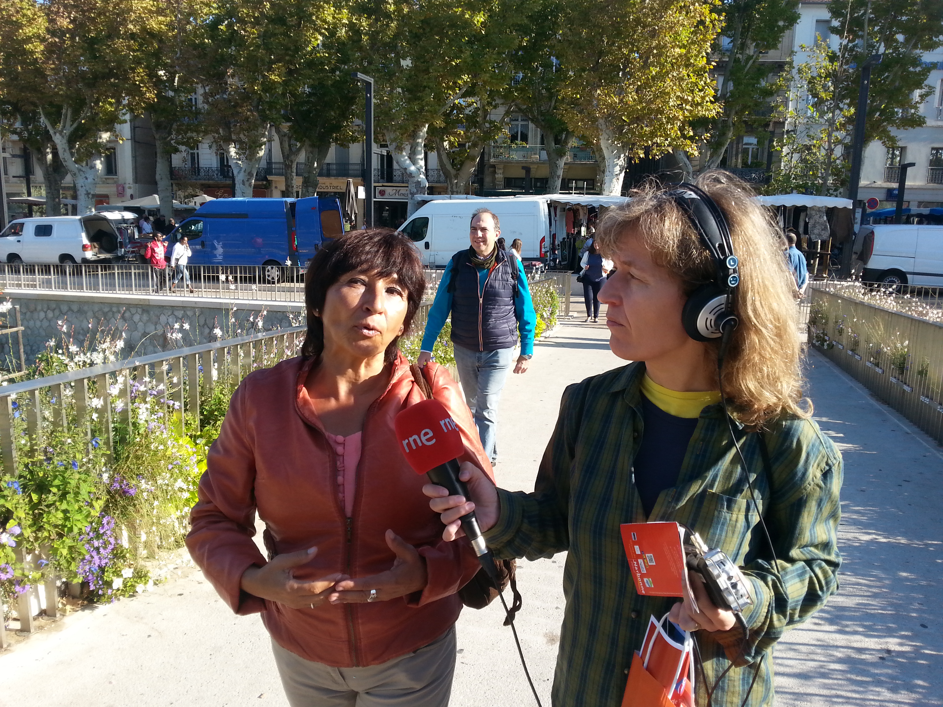 'Nómadas' en Narbonne Nati Zorzo y Esther García cruzan el Puente de la Libertad sobre el Canal de la Robine.