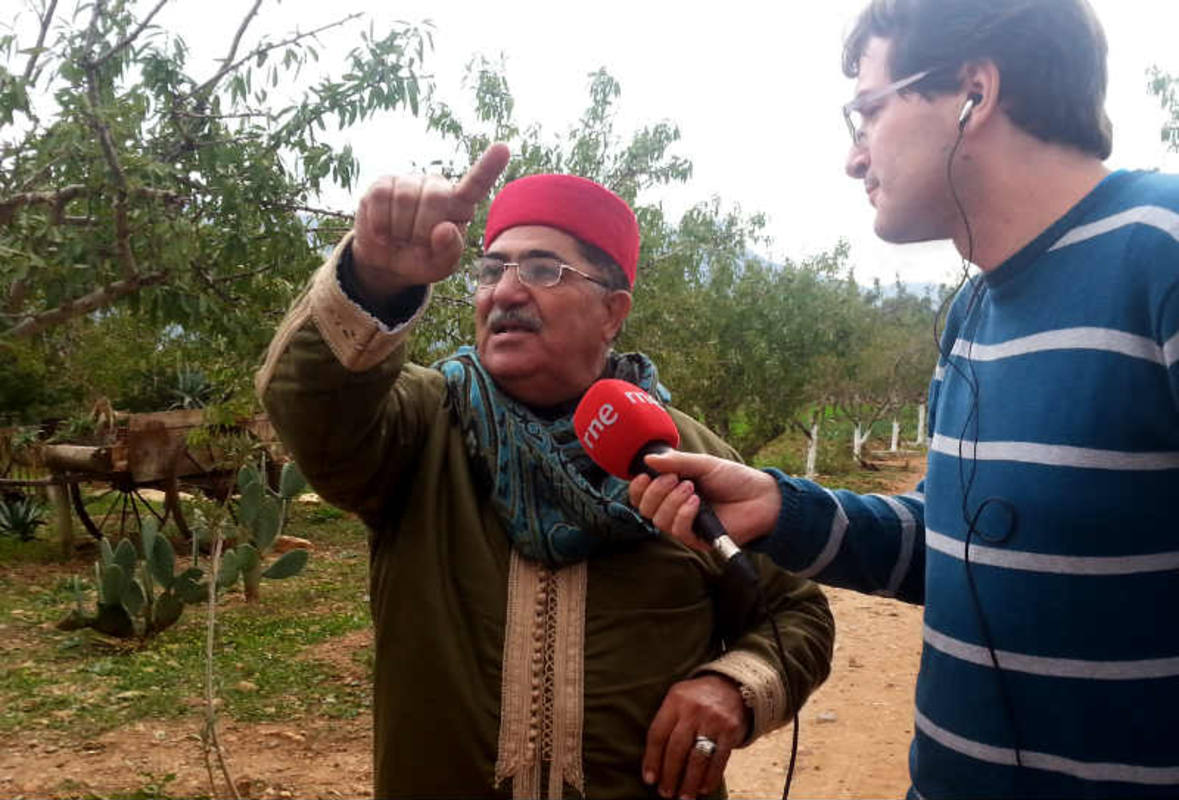 'Nómadas' Am Gadour, guía cultural de Zaghouan, conversa con Álvaro Soto.