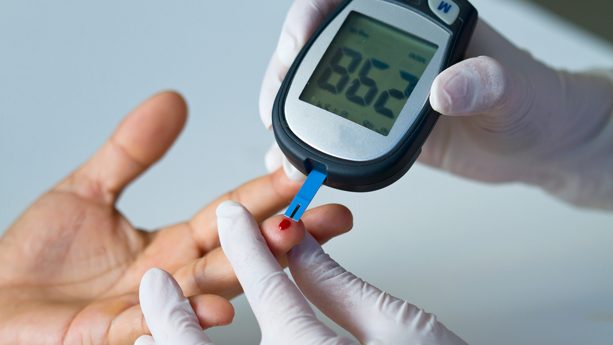 El invento sevillano que acaba con los pinchazos de la diabetes para medir  la glucosa en sangre