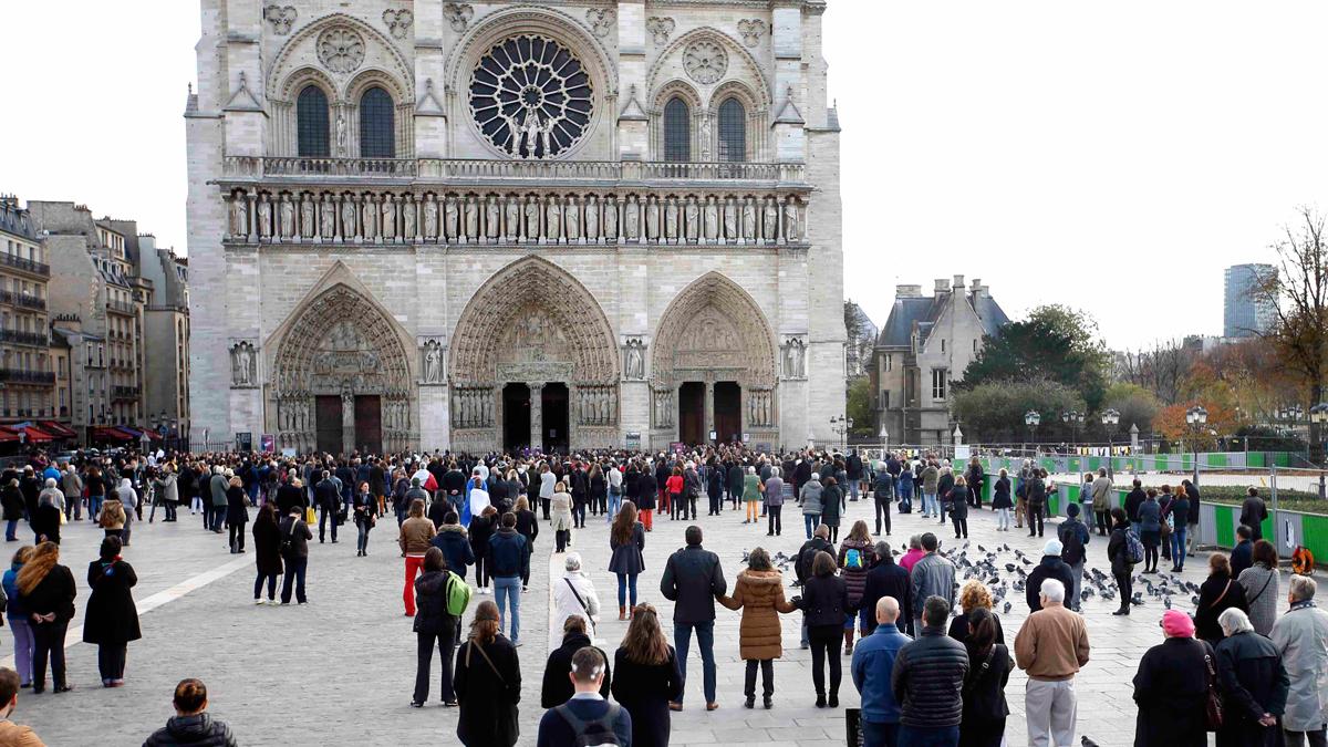 Numerosas personas se concentran en silencio en los alrededores de la catedral parisina de Notre Dame. Numerosas personas se concentran en silencio en los alrededores de la catedral parisina de Notre Dame.