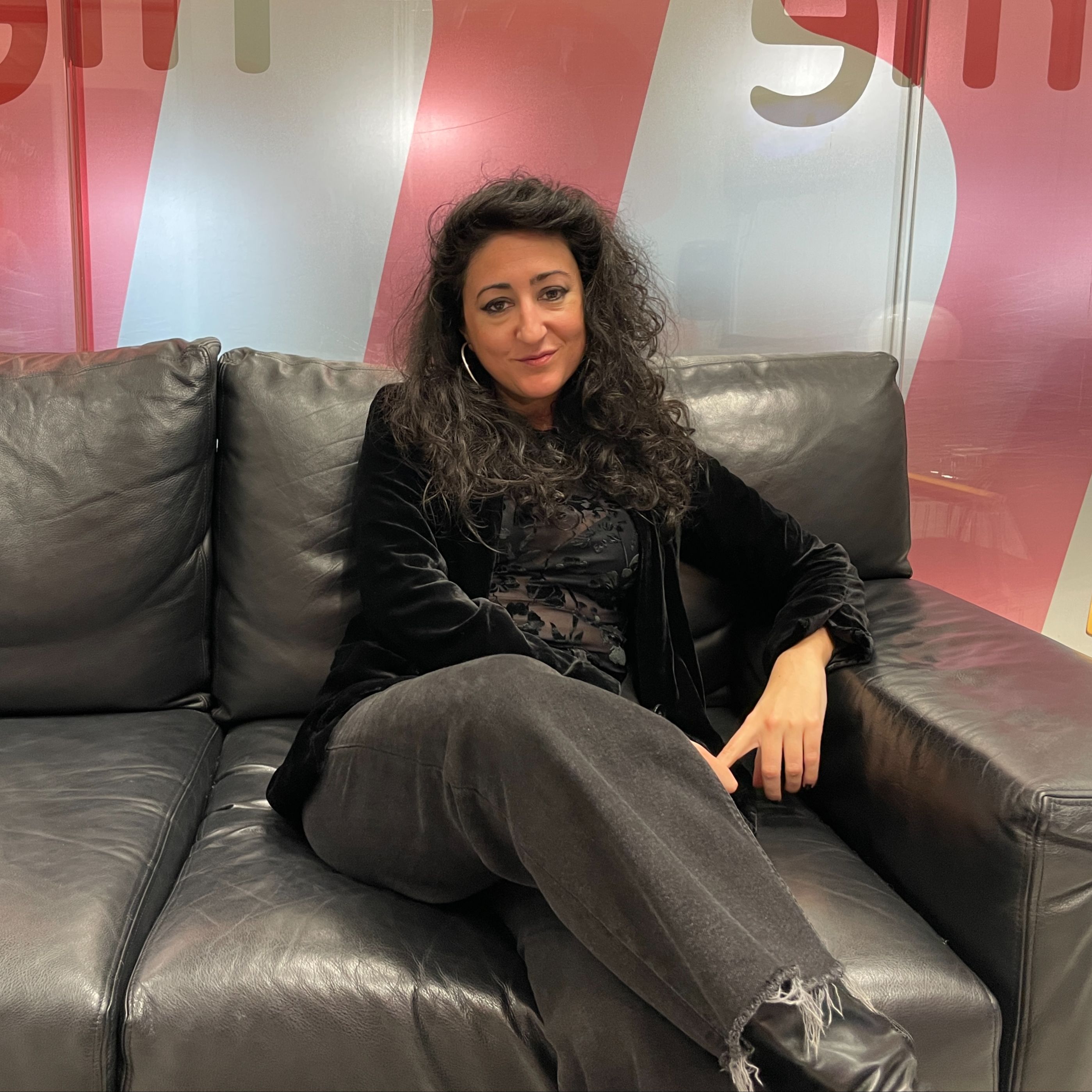 El ojo crítico - Azahara Palomeque nos lleva a su "Pueblo blanco azul"