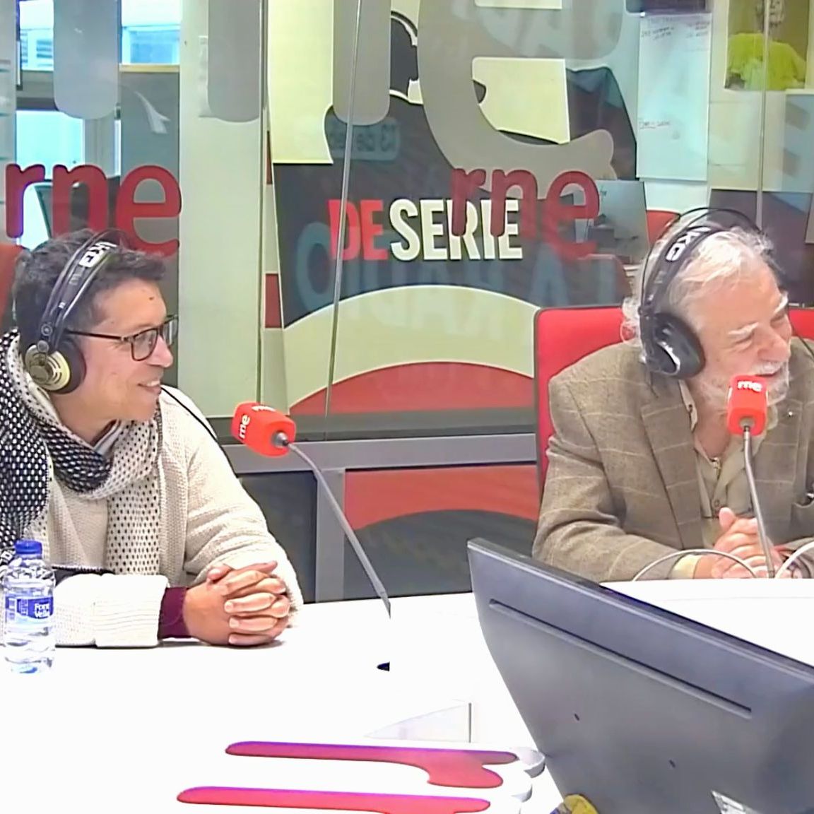 El ojo crítico - Óscar Gómez revive el espíritu de Celia Cruz con 'La Cruz de Celia'