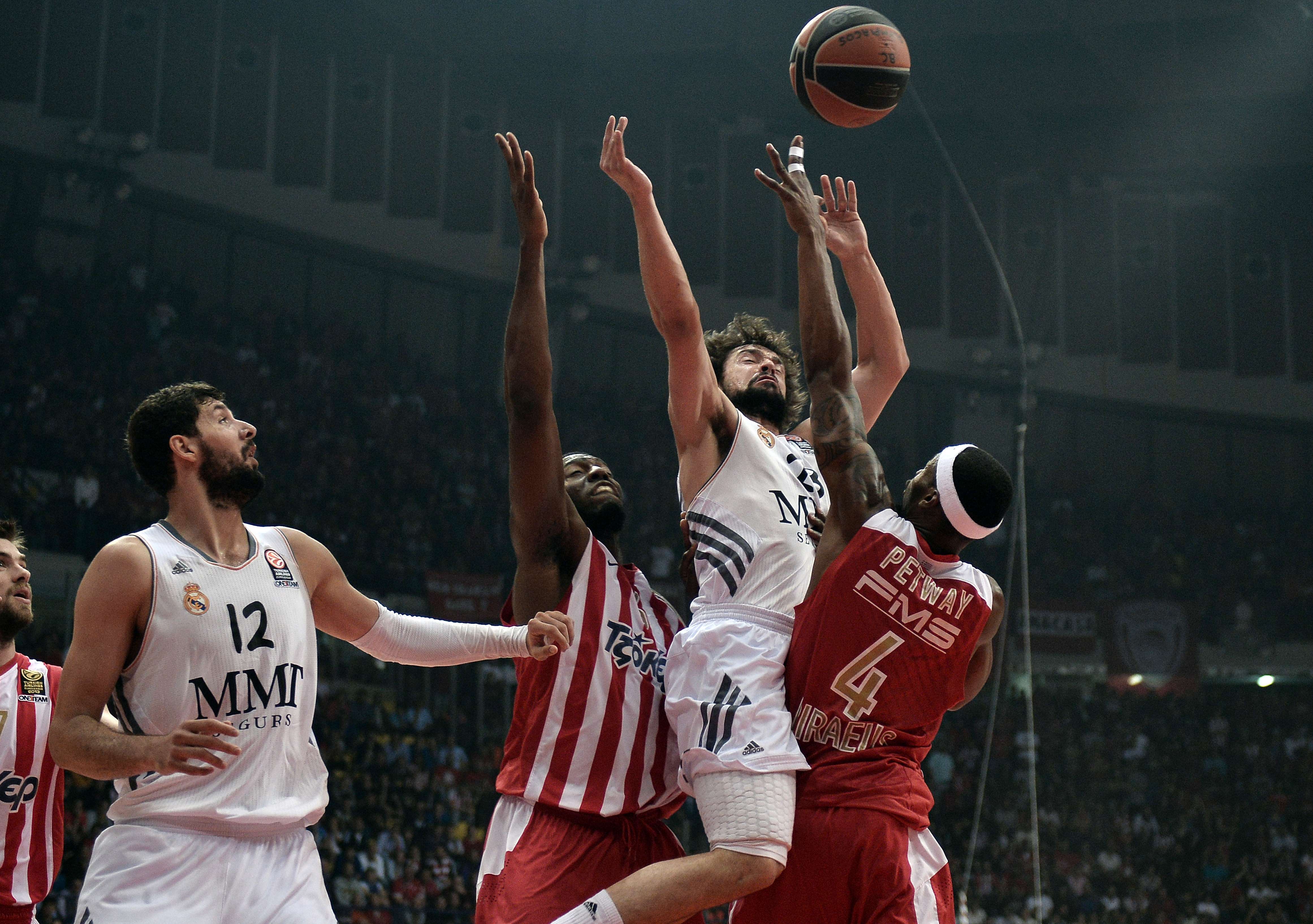 El Olympiacos vuelve a ganar al Real Madrid (71-62) y fuerza el quinto ...
