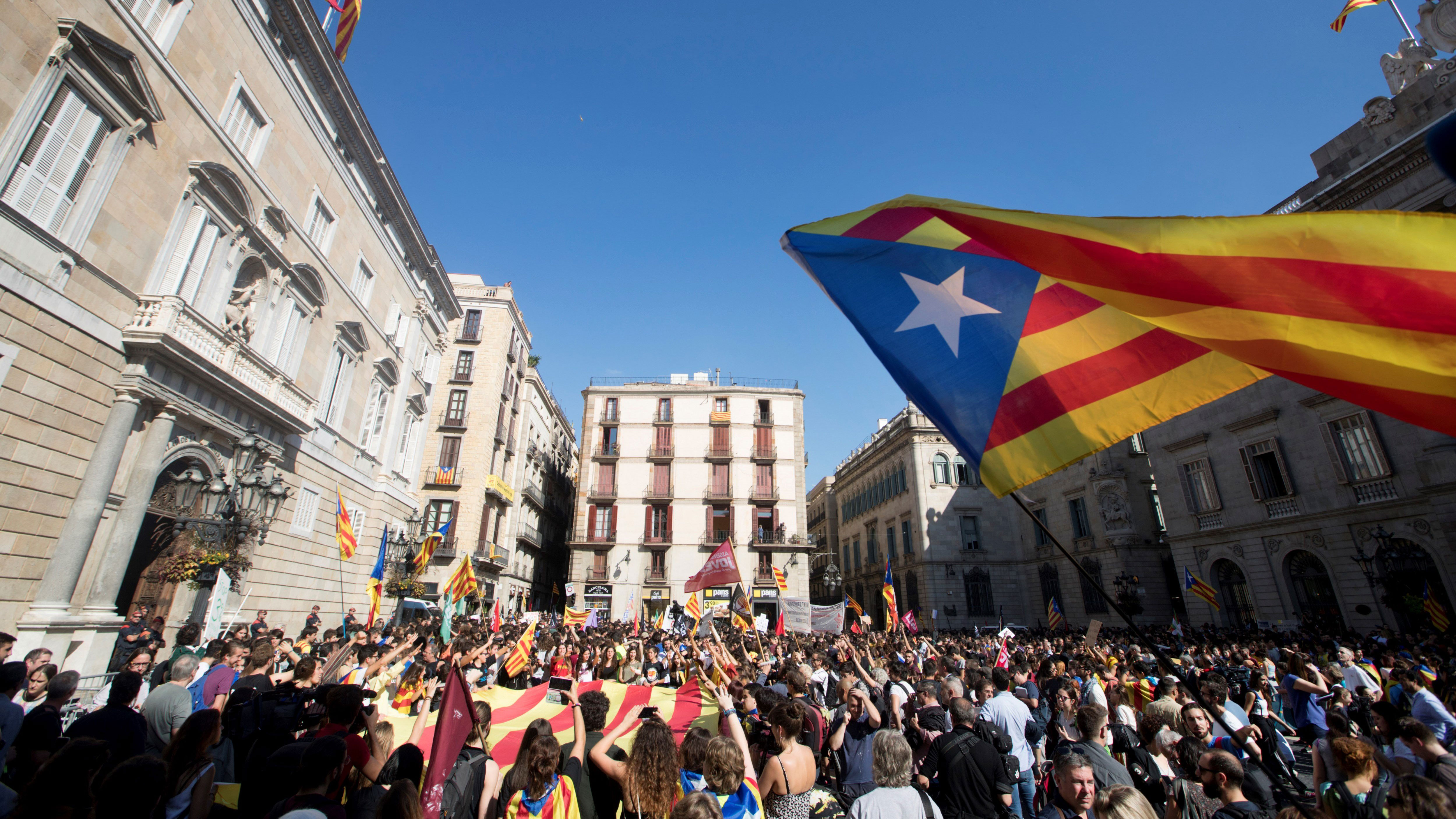 Miles de estudiantes se manifiestan en Barcelona | RTVE.es