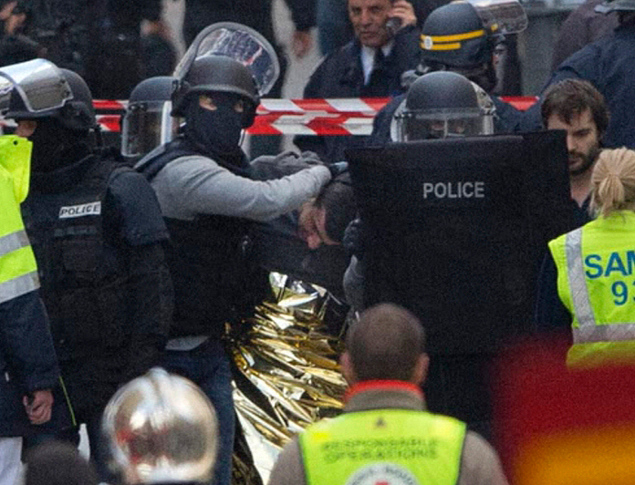 Al menos 7 personas han sido detenidas y dos han resultado muertas durante la operación en el centro de Saint Denis para dar con el presunto autor intelectual del atentado de París del viernes 13 de noviembre. Imagen de uno de los detenidos siendo