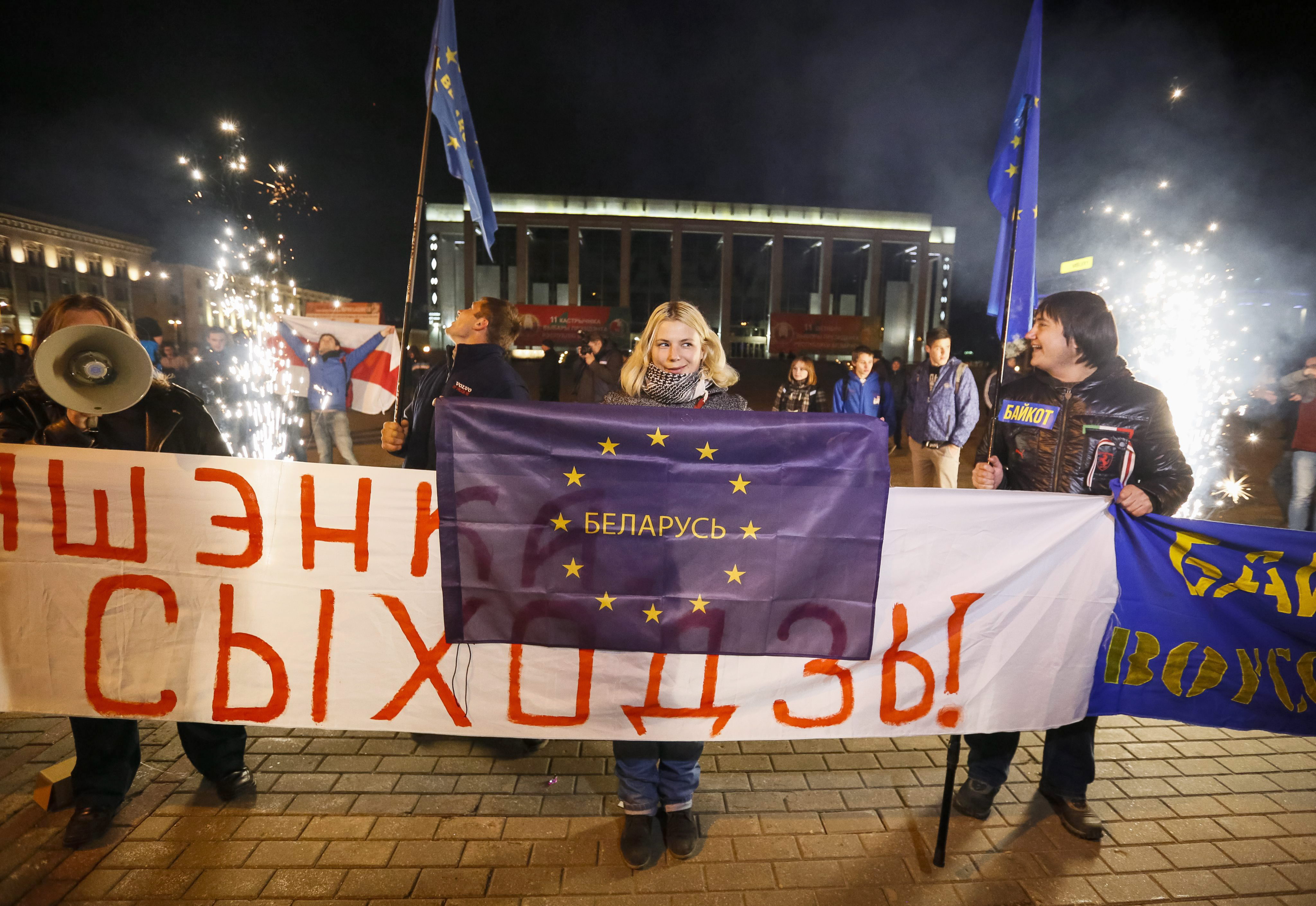 Opositores protagonizan una marcha no autorizada para protestar por las elecciones en Minsk.