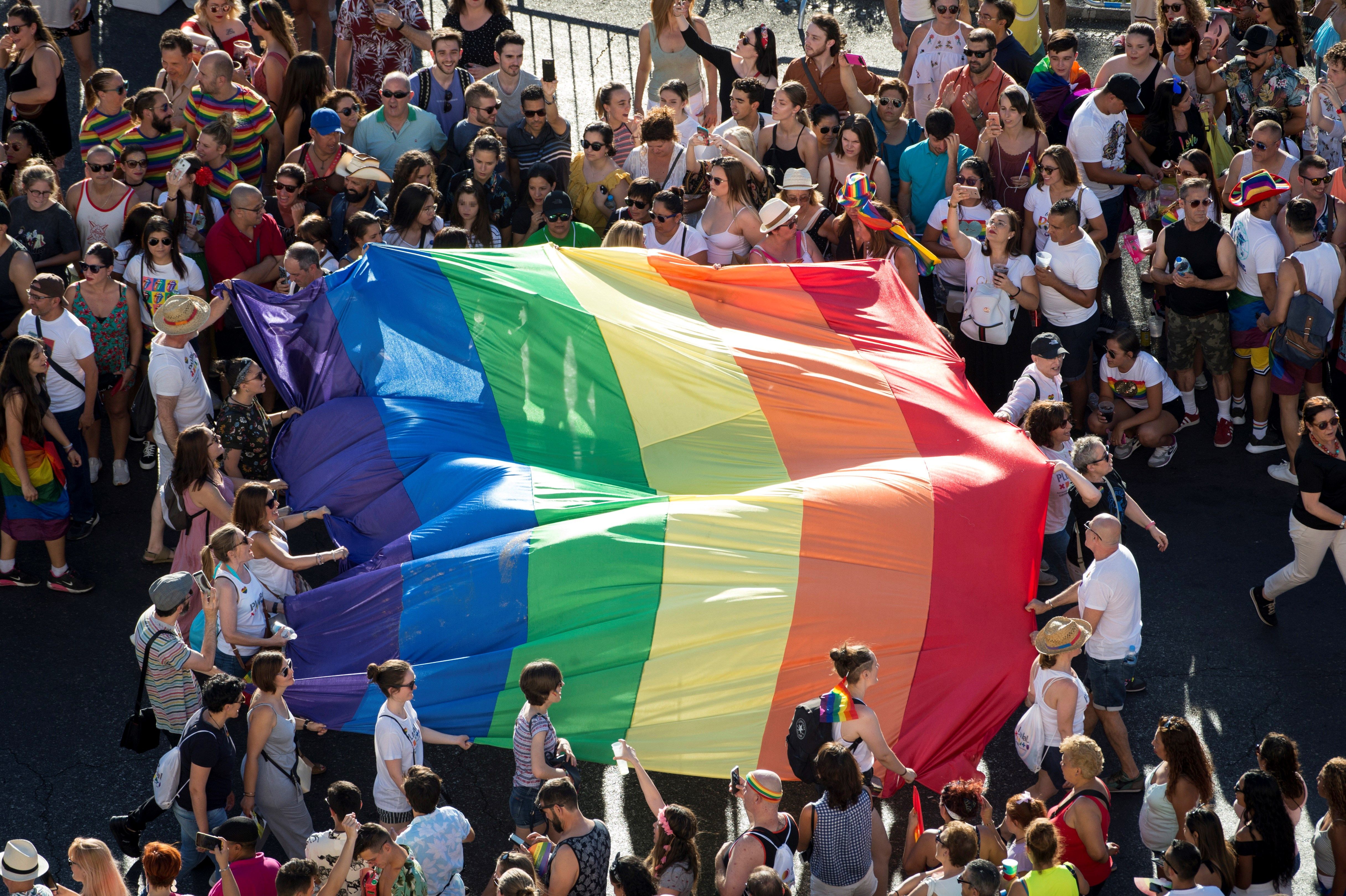 Orgullo 2019 Vista de una bandera arcoíris en la manifestación del Orgullo