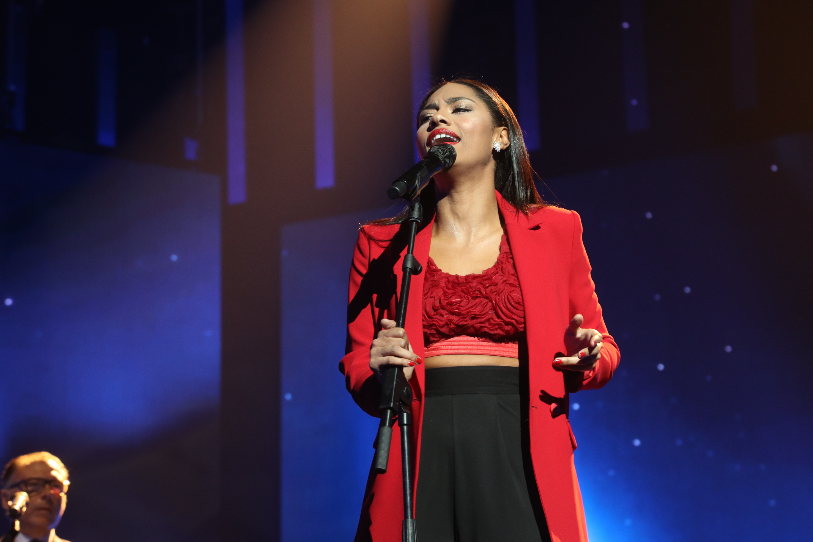 Nia cantando "Volver" en la Gala 6 de Operación Triunfo 2020