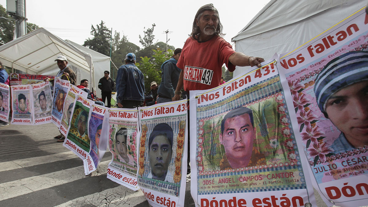 Los padres de los 43 desaparecidos finalizan la acampada frente a la ...