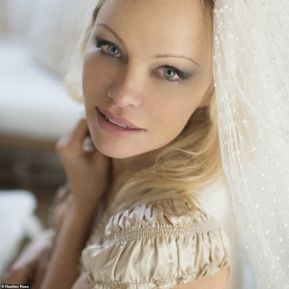 Pamela Anderson se casa con su guardaespaldas en secreto