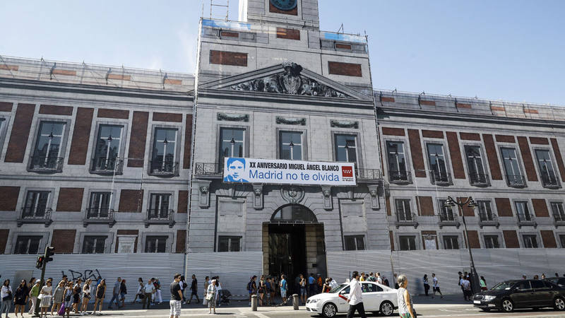Pancarta en homenaje a Miguel Ángel Blanco en la sede del Gobierno regional de Madrid