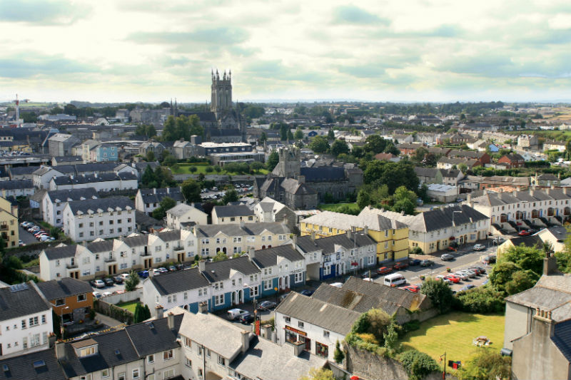 Panorámica de Kilkenny con la catedral de Santa María al fondo. Panorámica de Kilkenny con la catedral de Santa María al fondo.