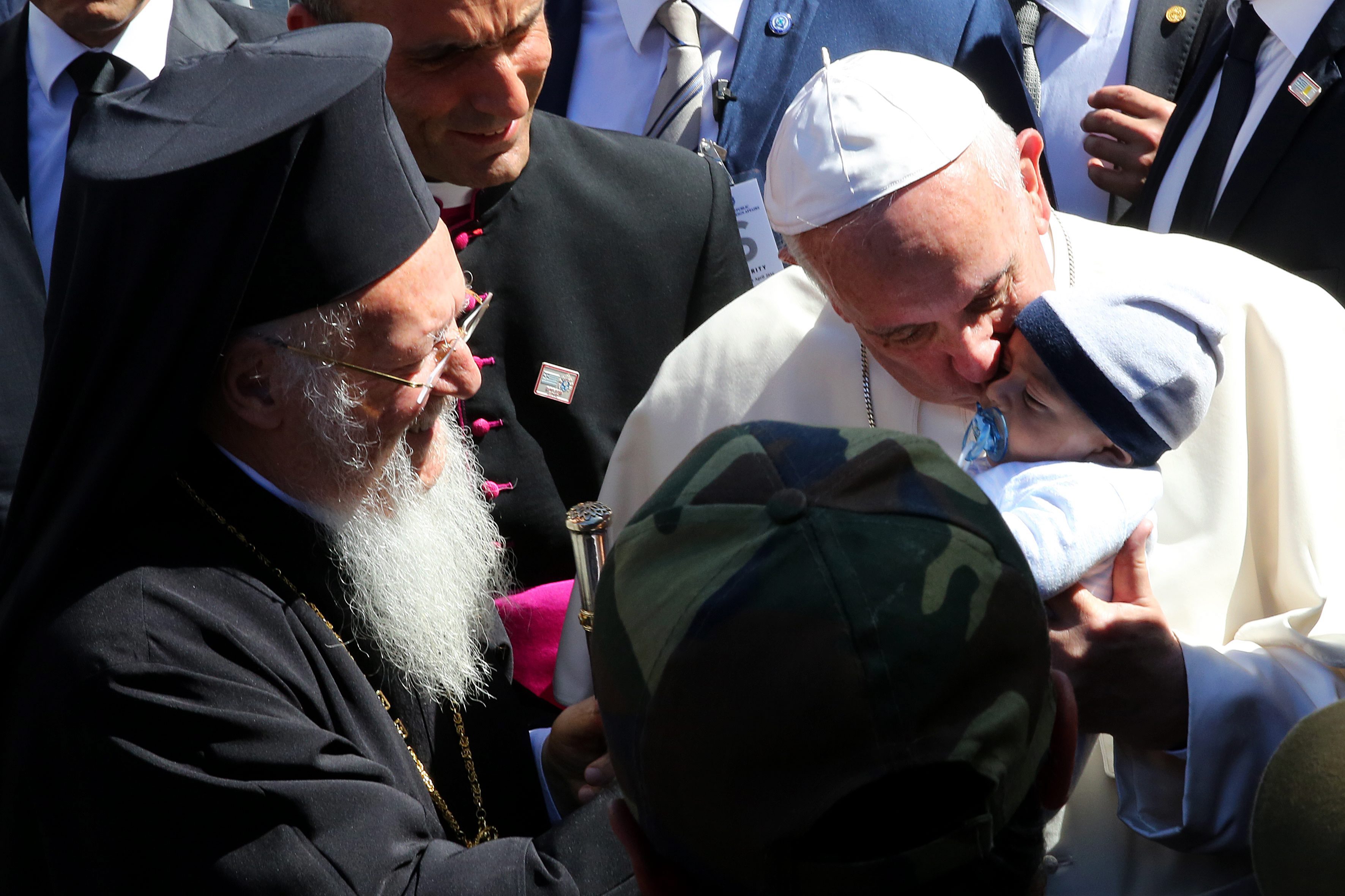 El papa Francisco implora desde Lesbos una solución para los refugiados El papa Francisco implora desde Lesbos una solución para los refugiados