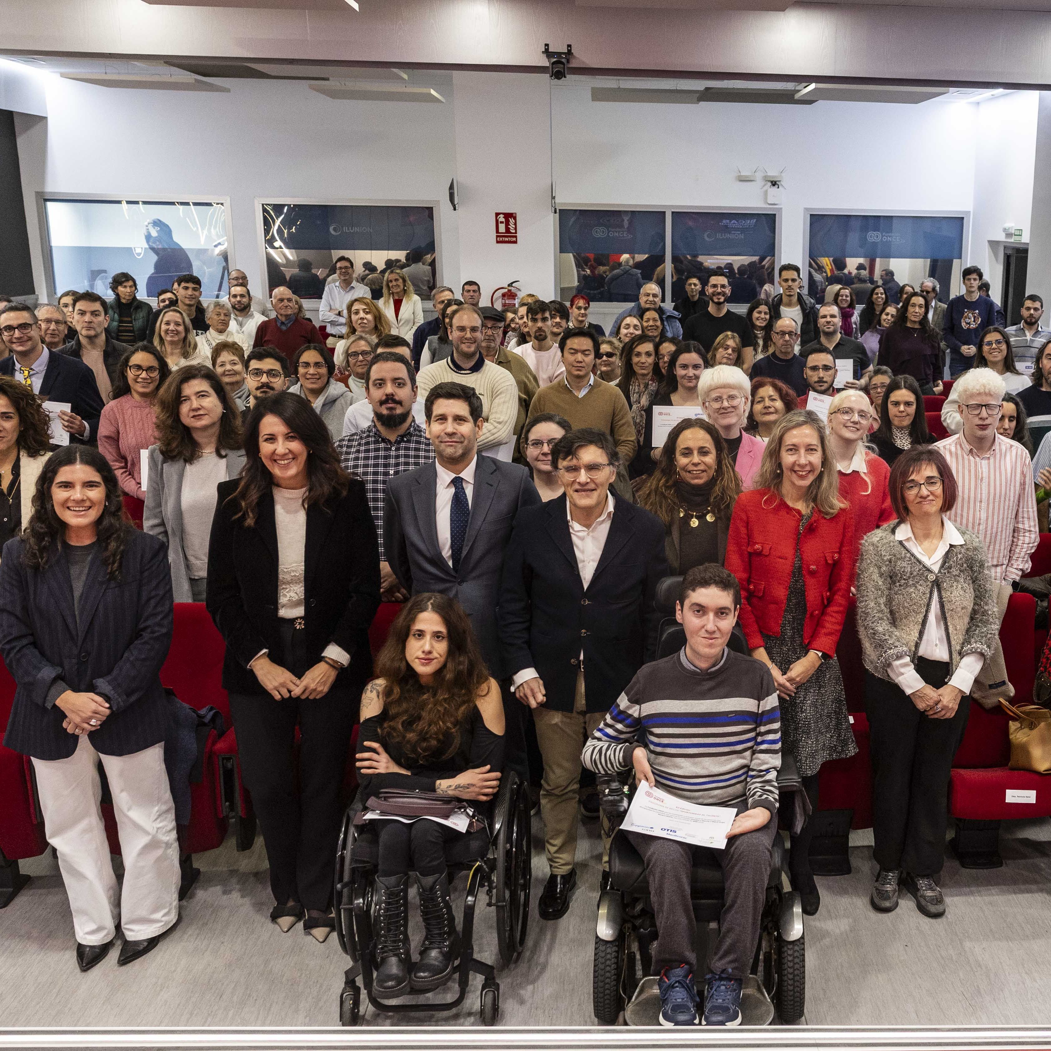 Para que veas - 104 estudiantes con discapacidad reciben una beca “Oportunidad al Talento” - 23/12/25