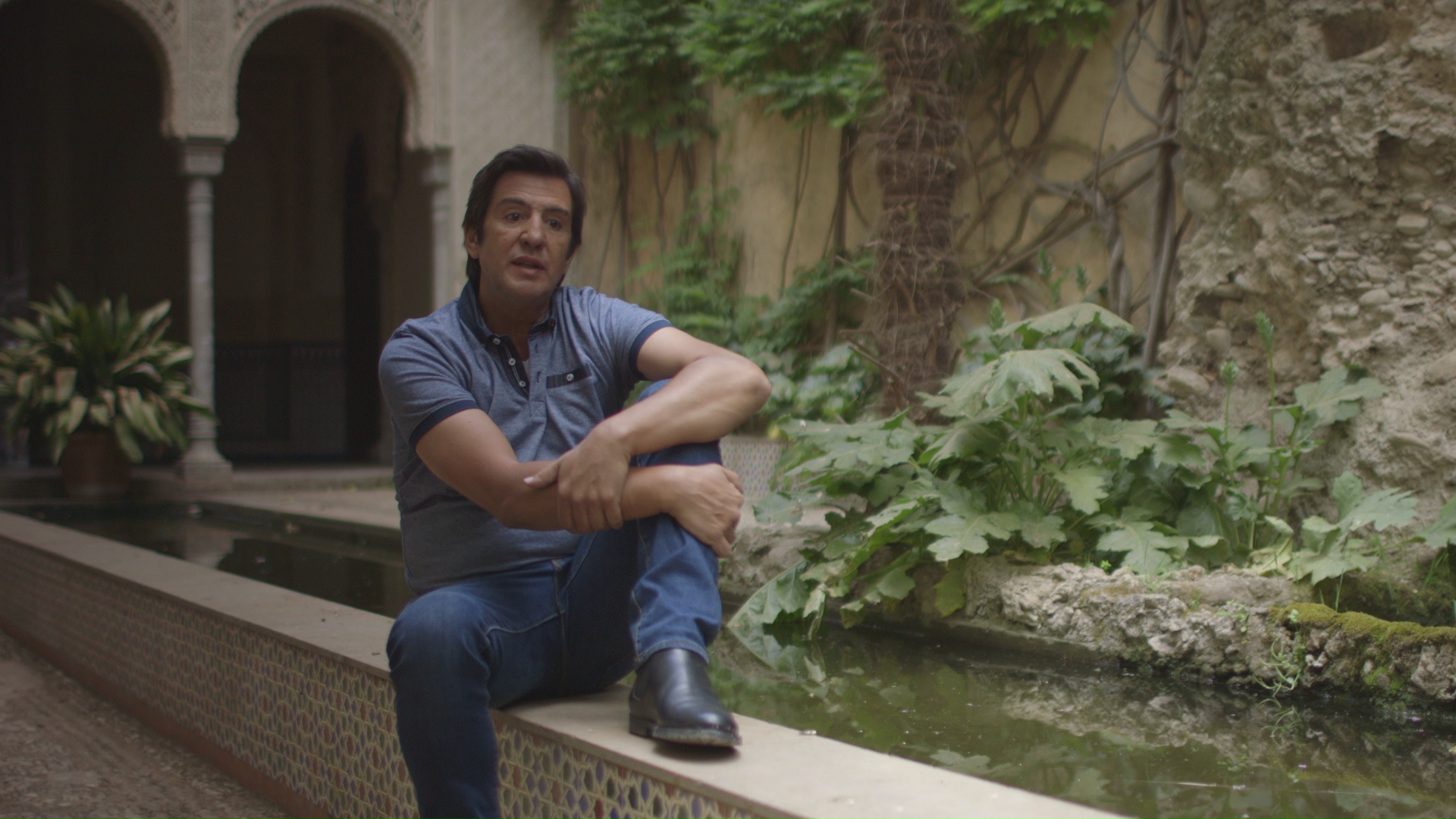 En los patios de la Alhambra granadina, el cantante Manolo Tena responde a la entrevista del documental En los patios de la Alhambra granadina, el cantante Manolo Tena responde a la entrevista del documental