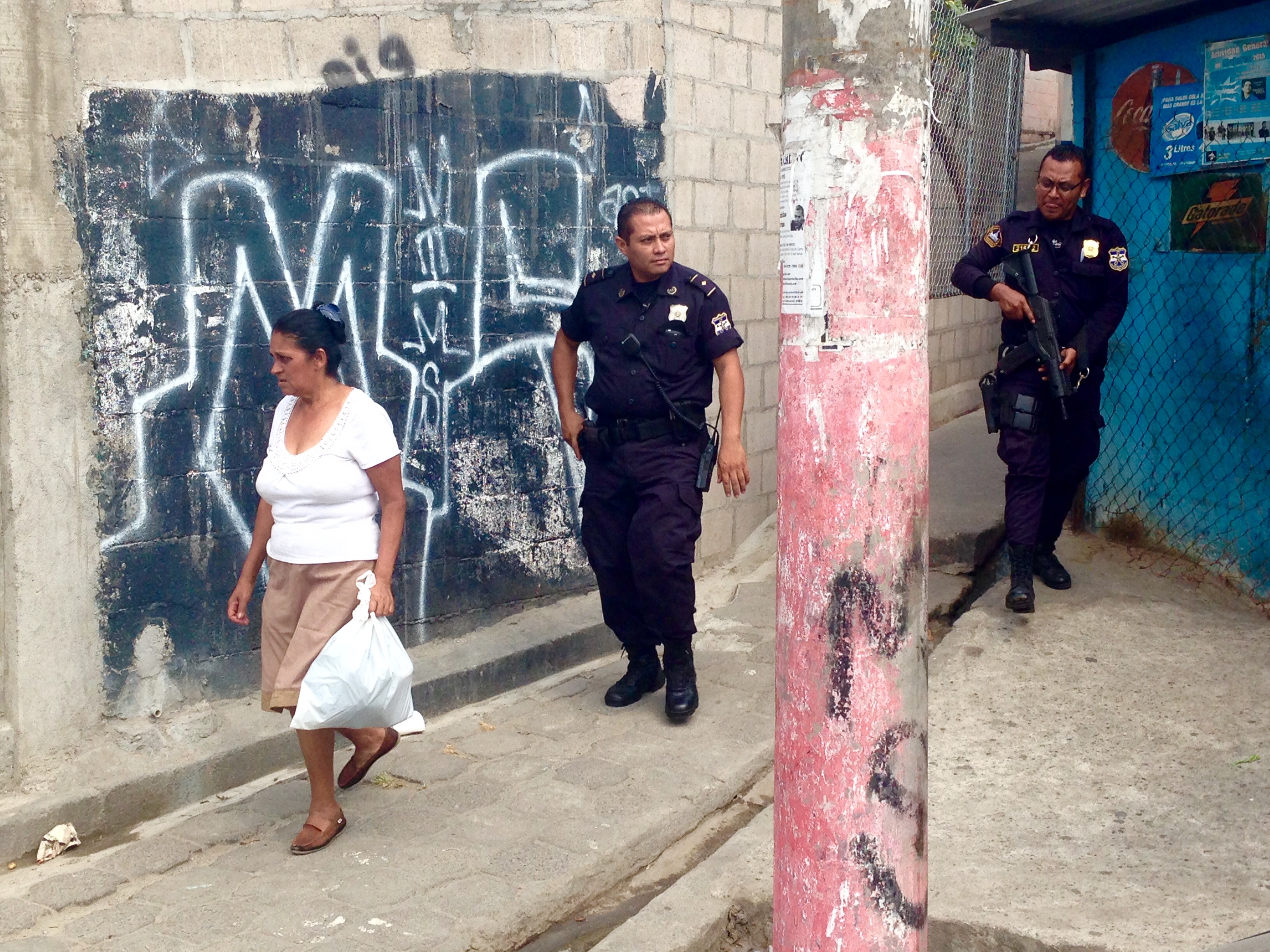 Patrulla policial por callejones de la Mara salvatrucha