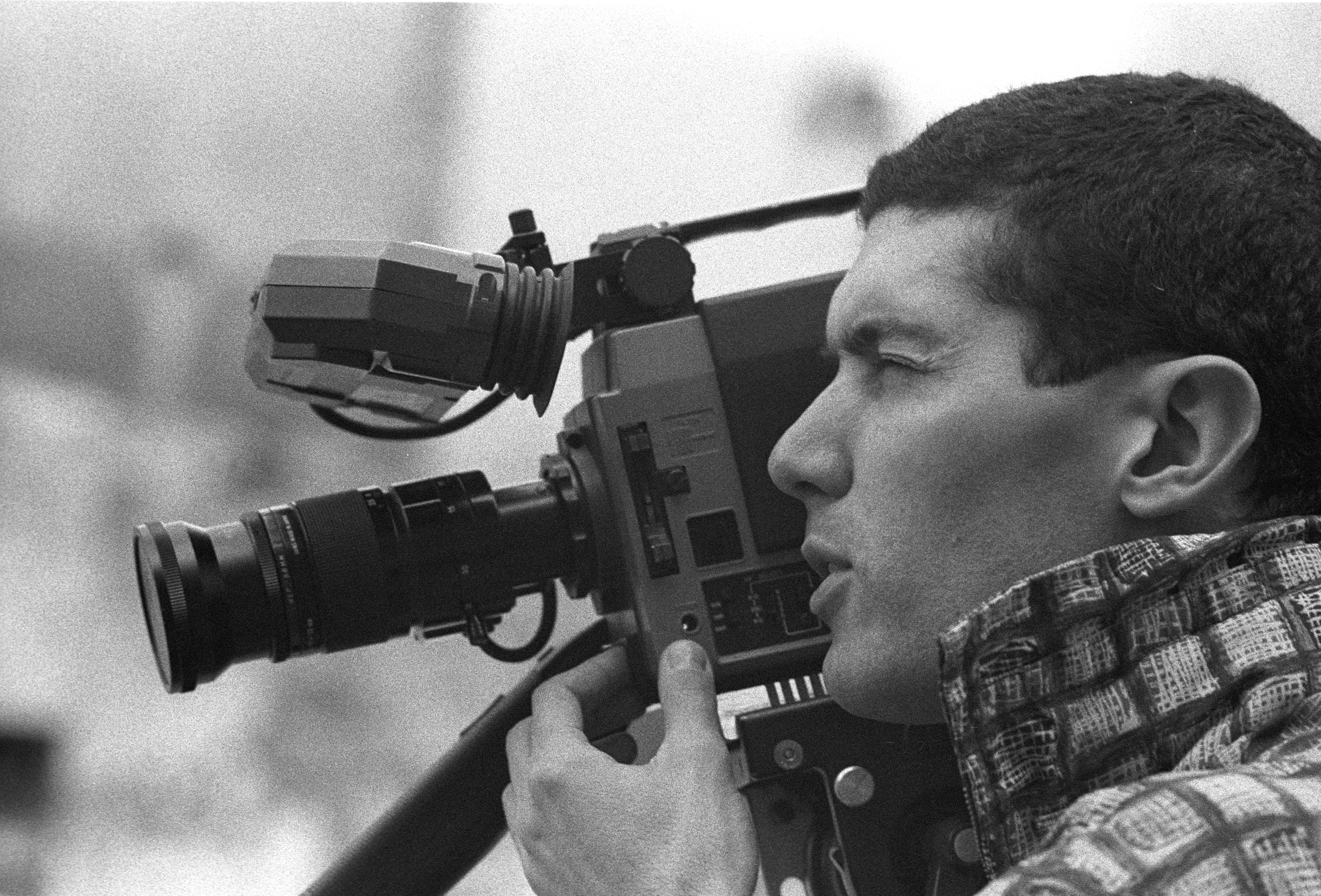 Pedro Garhel, 1985. Rodaje vídeo Pelirrojos. (Foto: Fernando Suárez Cabeza.)