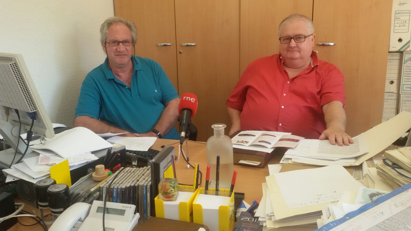 Pedro Navarro y Gaspar Martínez, historiadores de Correos Pedro Navarro y Gaspar Martínez, de la Unidad de documentación y estudios históricos de Correos y Telégrafos.