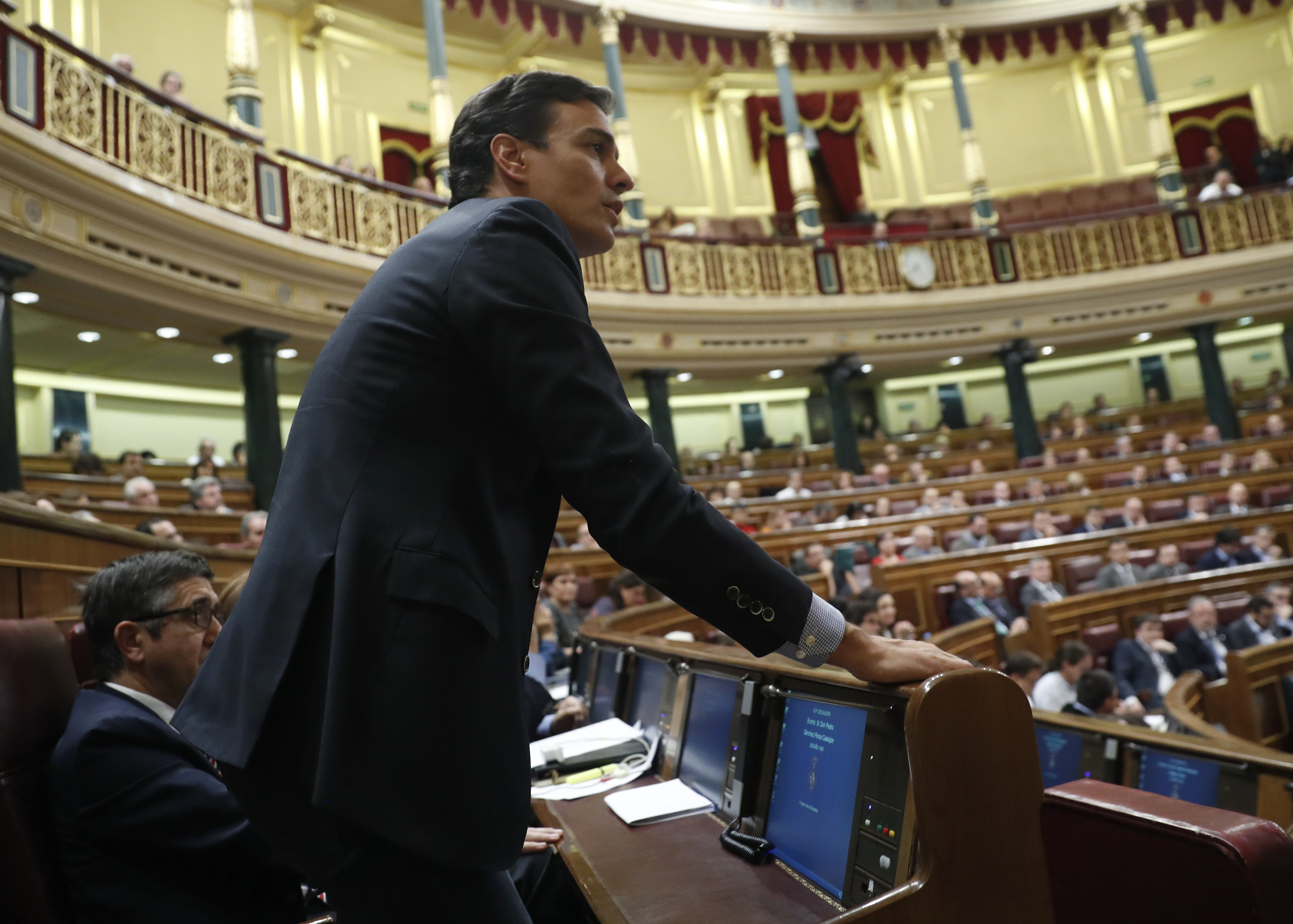 Pedro Sánchez, en el momento de emitir su voto Pedro Sánchez, en el momento de emitir su voto