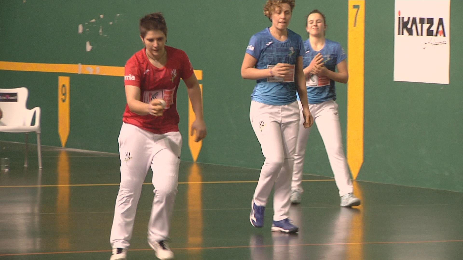 La pelota a mano también es cosa de mujeres