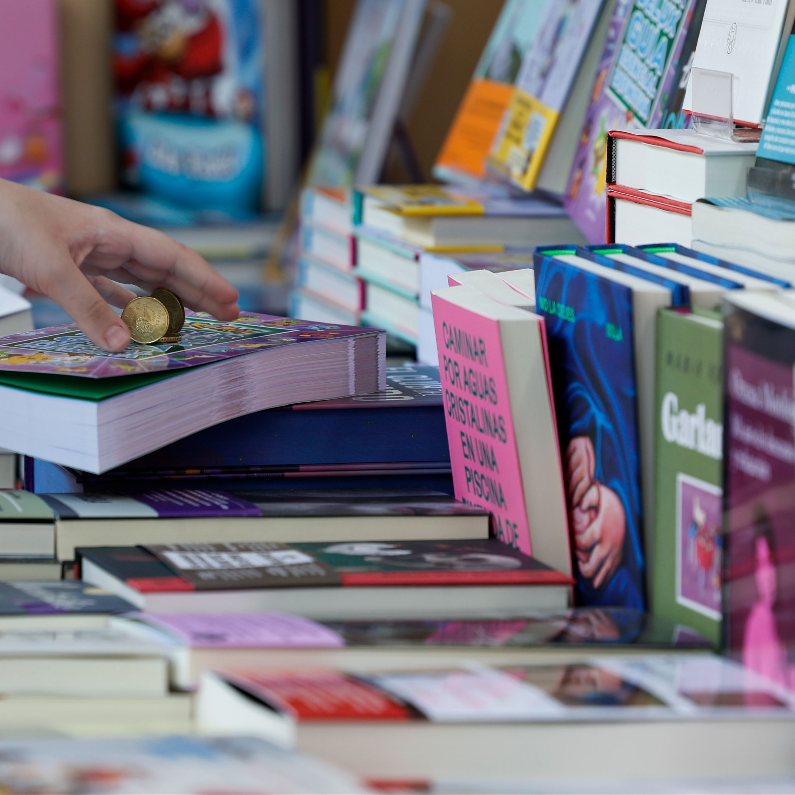 Perderse entre miles de libros: el impulso en redes a un mercado editorial saturado