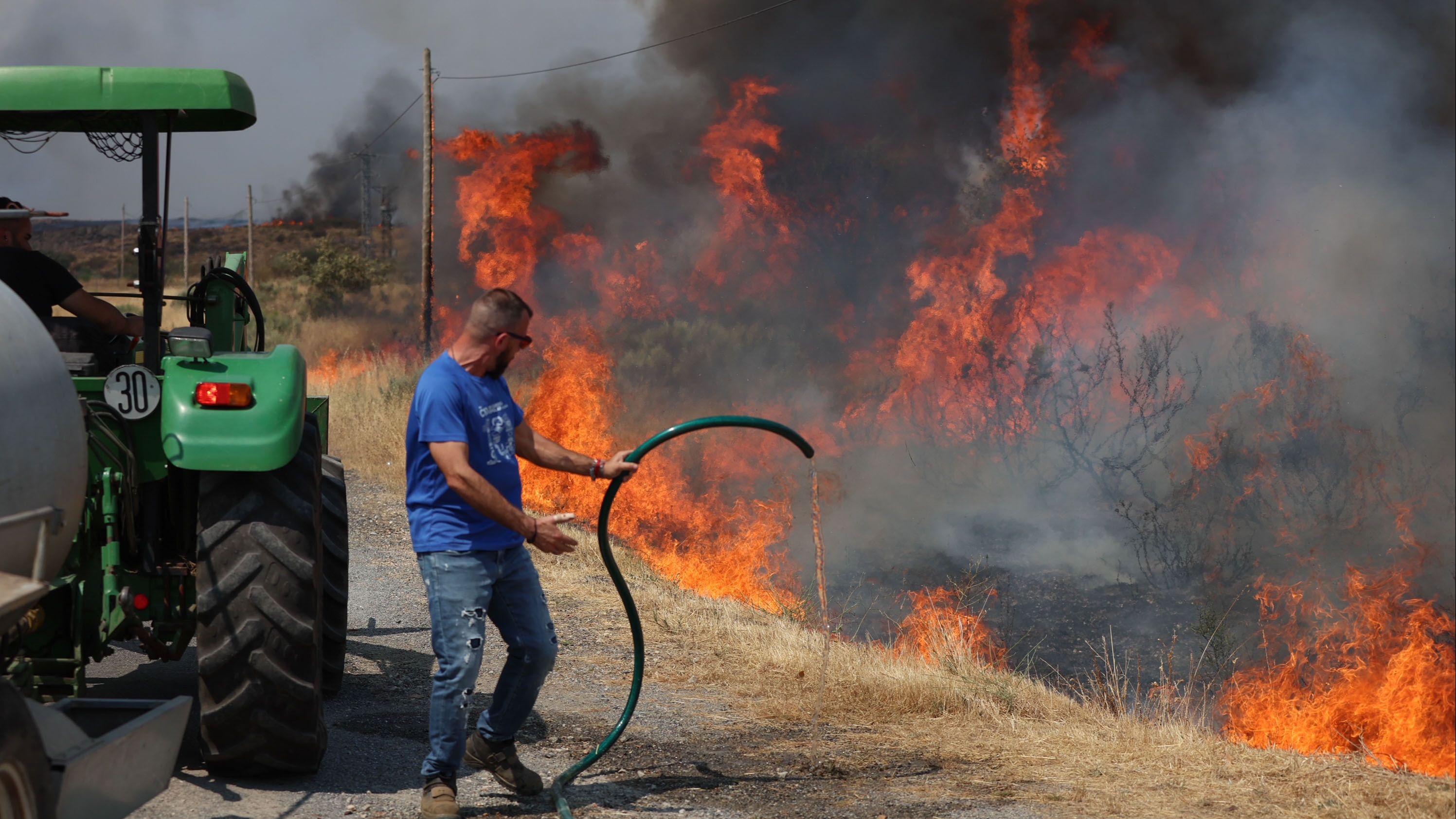 Una persona lucha contra las llamas del incendio de A Gudiña (Ourense),