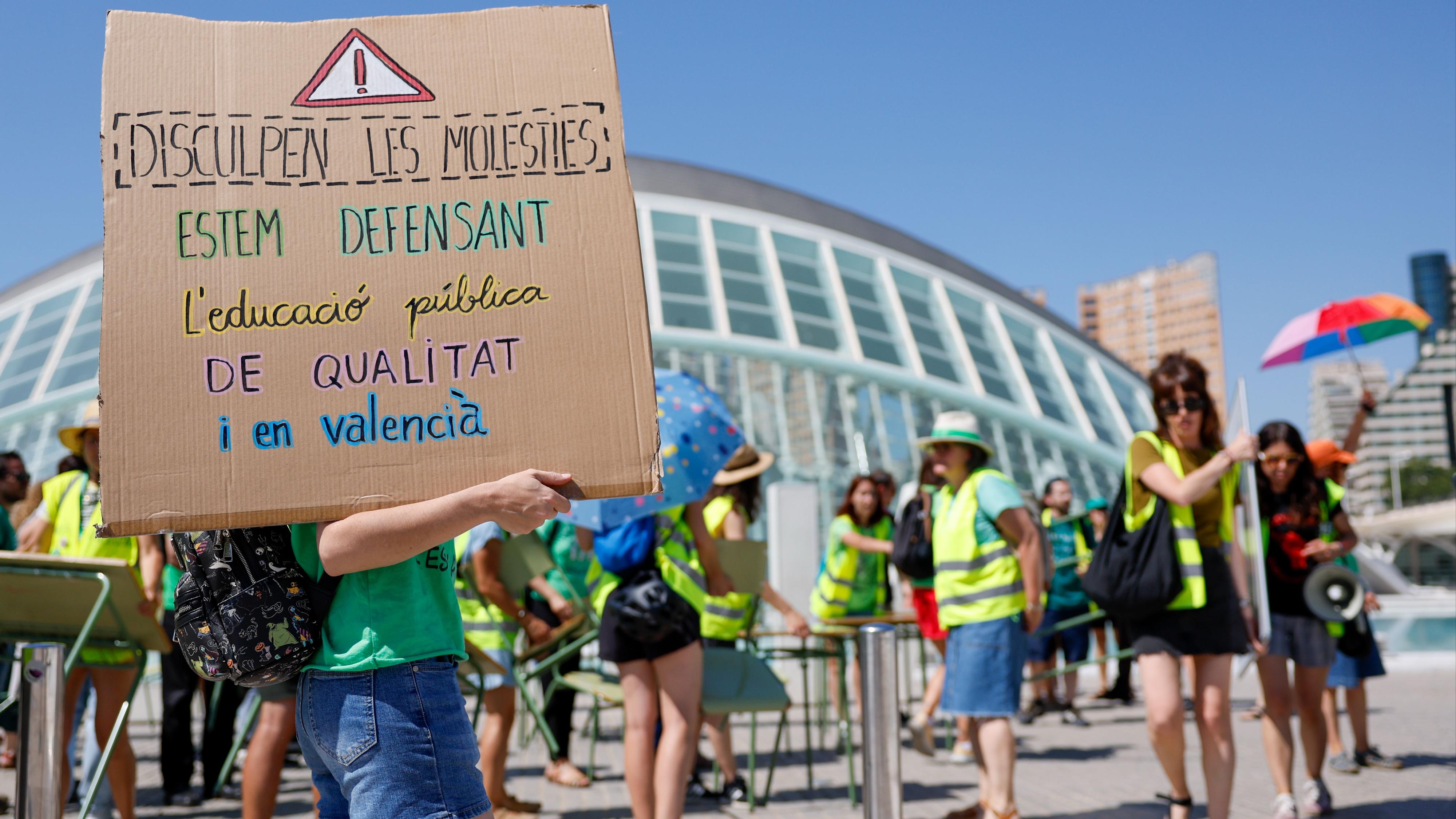 La Policía abre un expediente disciplinario al agente que agredió a una docente en Valencia