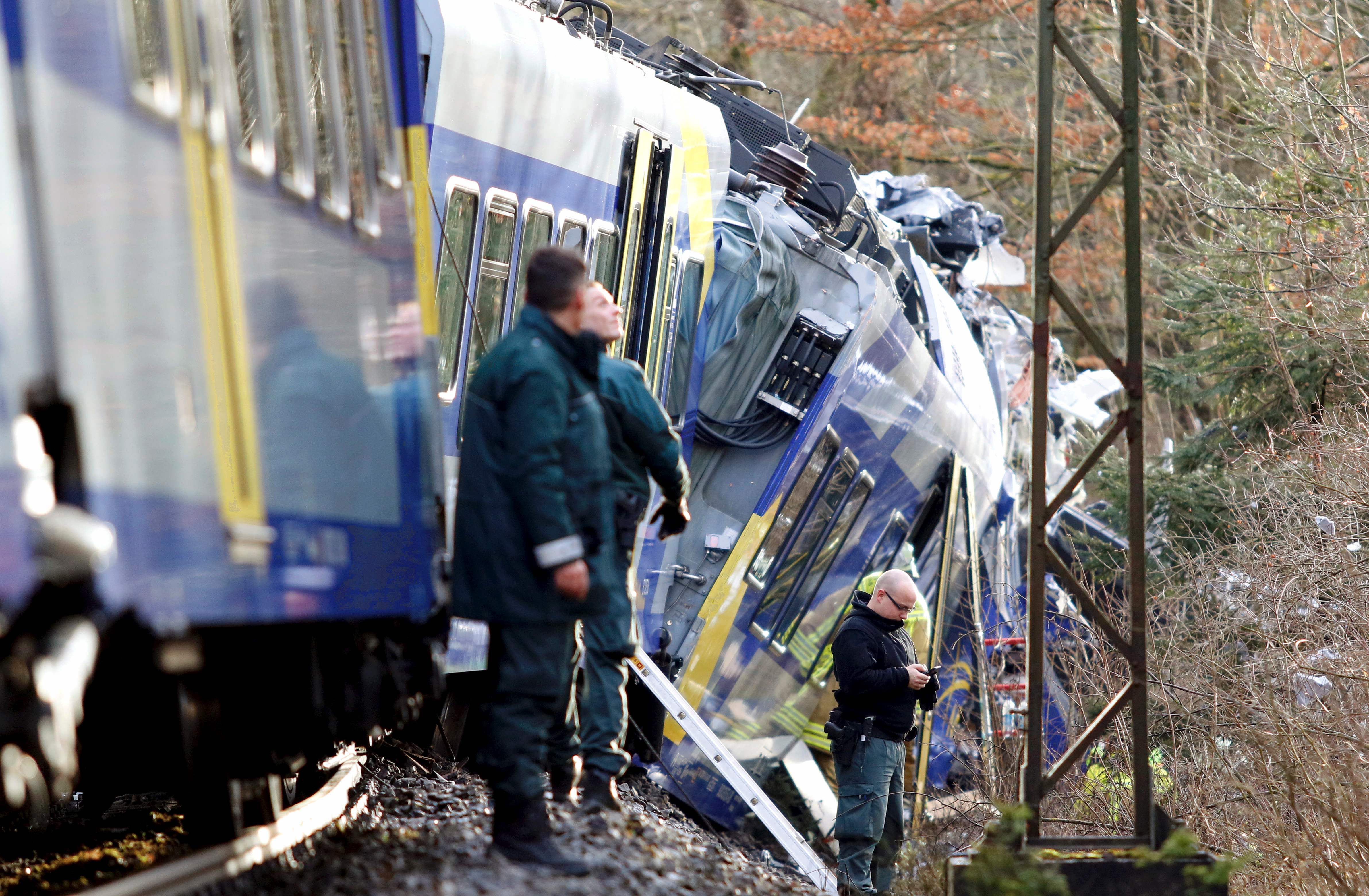 Un policía aguarda frente a uno de los trenes accidentados en Bad Aibling (Alemania) Un policía aguarda frente a uno de los trenes accidentados en Bad Aibling (Alemania)