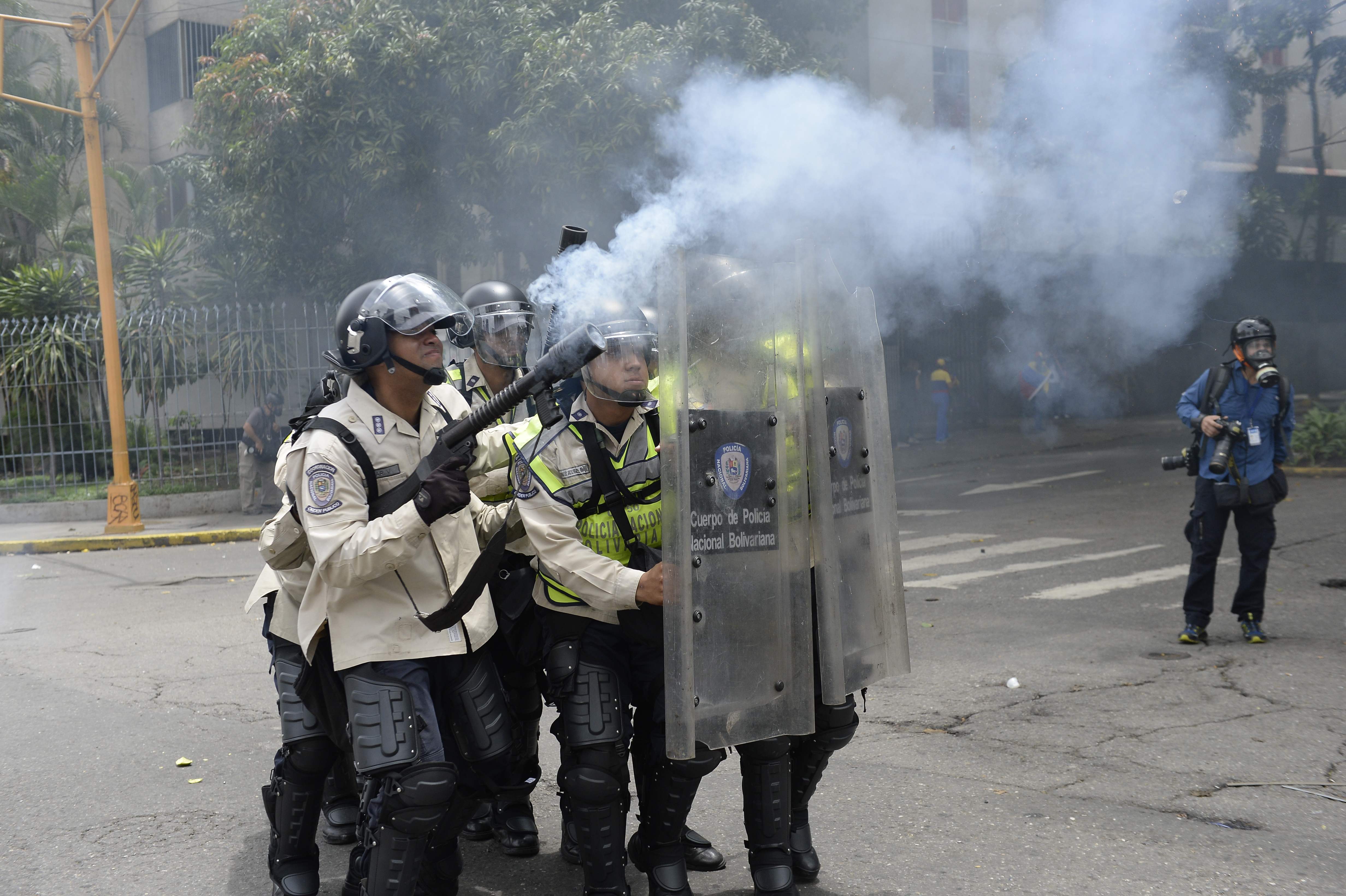 La Policía dispara gases lacrimógenos en Caracas Agentes de la Policía Nacional Bolivariana disparan gases lacrimógenos para disolver la manifestación en contra del presidente Maduro
