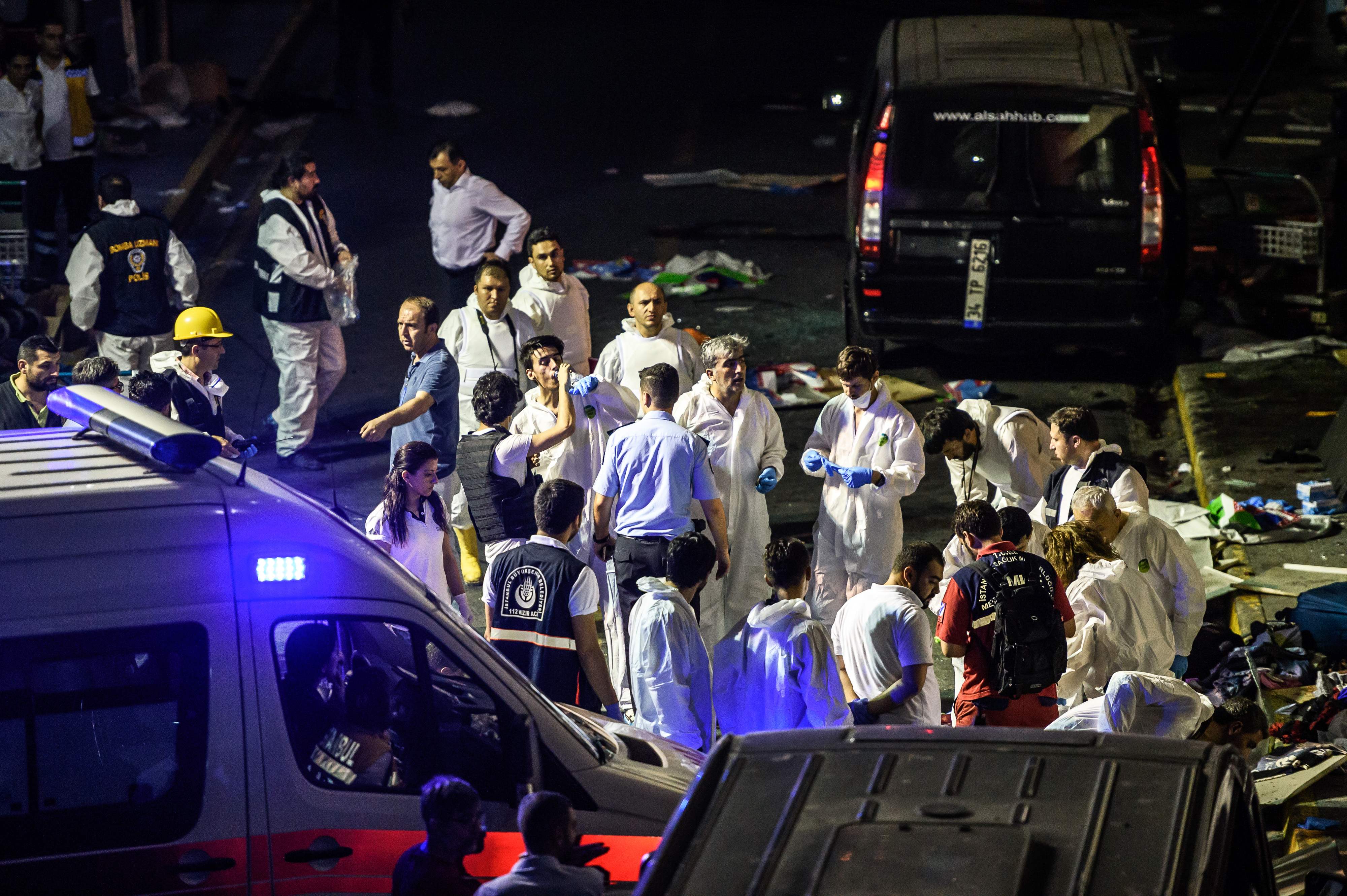 La policía forense inspecciona la zona del atentado La policía forense inspecciona la zona del atentado