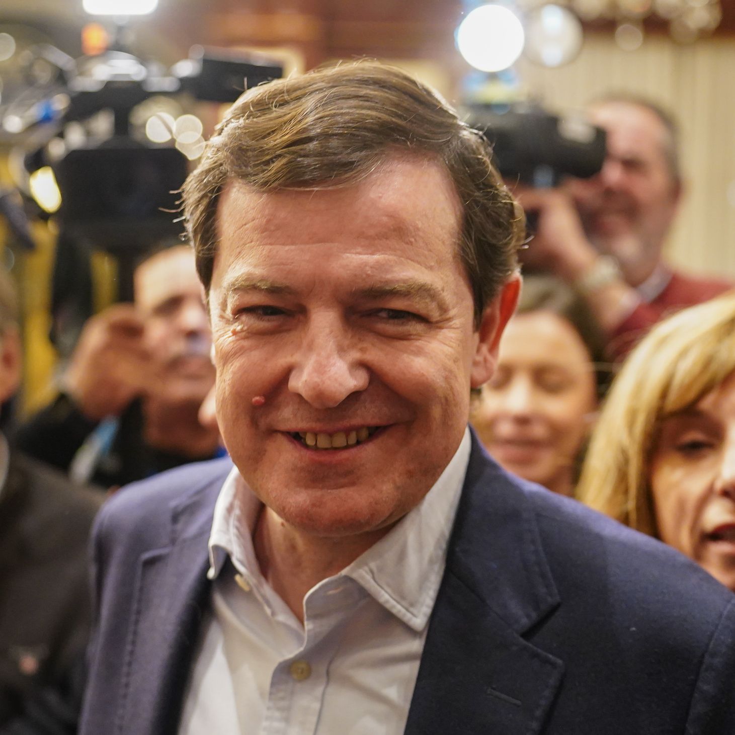 El PP gana con dos diputados más, el PSOE sube otros dos y Vox será clave