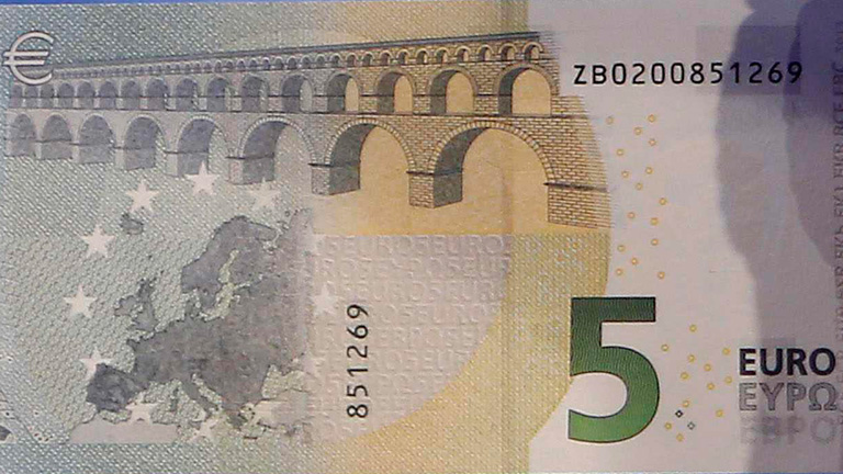 Fragmento de billete de cinco euros billete de 5 euros el euro es la moneda  oficial de la unión europea
