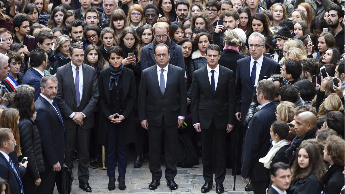 El presidente francés, François Hollande (c); el primer ministro, Manuel Valls (d), y la ministra de Educación, Najat Vallaud-Belkacem (i), guardan un minuto de silencio en la Universidad de la Sorbona. El presidente francés, François Hollande (c); el primer ministro, Manuel Valls (d), y la ministra de Educación, Najat Vallaud-Belkacem (i), guardan un minuto de silencio en la Universidad de la Sorbona.
