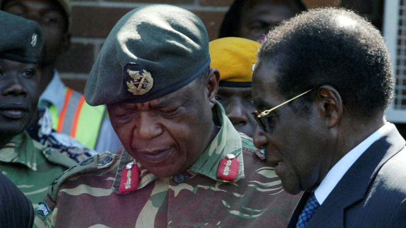  El presidente Robert Mugabe (izquierda) conversa con el general Constantino Chiwenga en una imagen de archivo. 