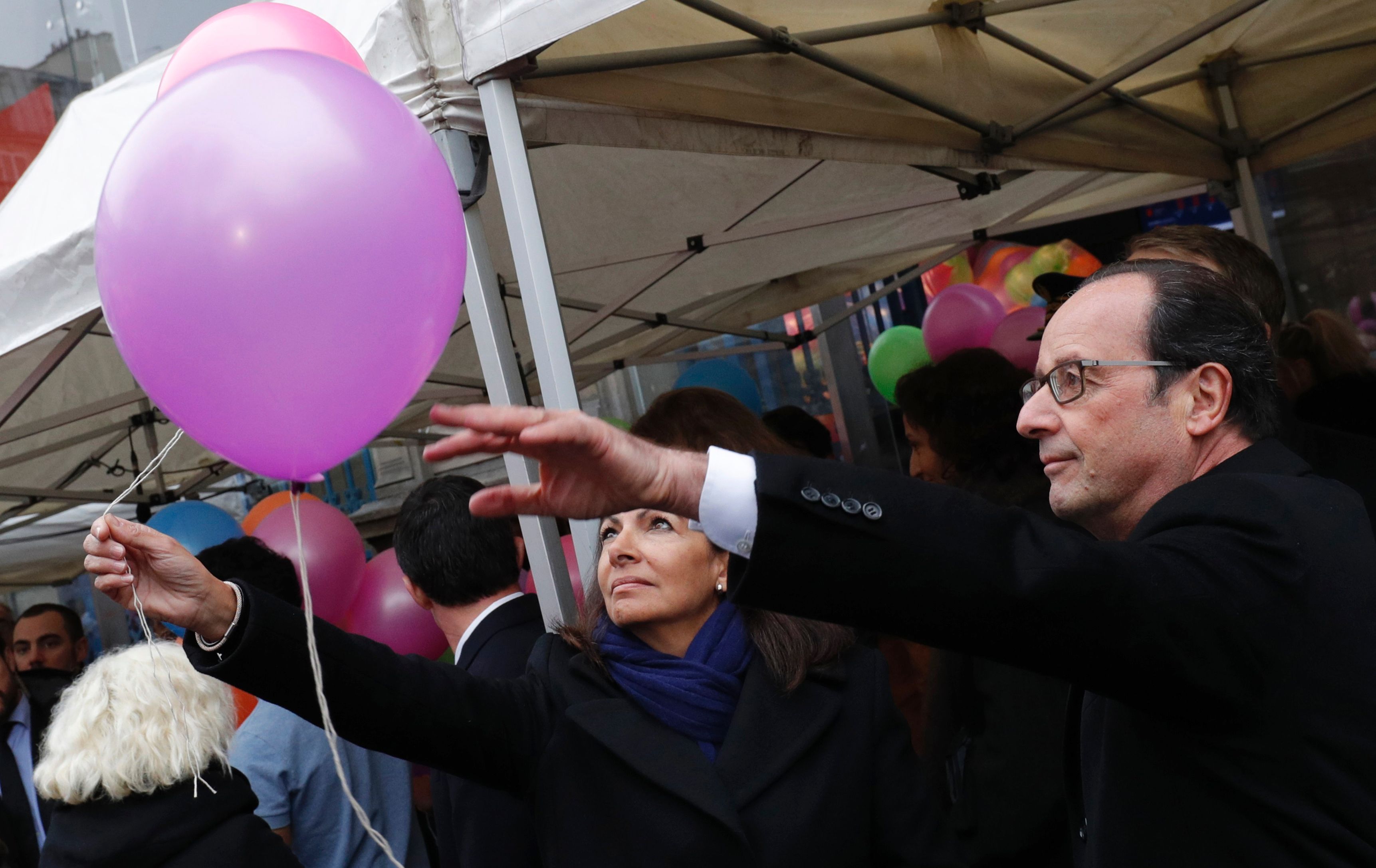 Primer aniversario de los atentados de París François Hollande y Anne Hidalgo participan en la suelta de globos por las víctimas